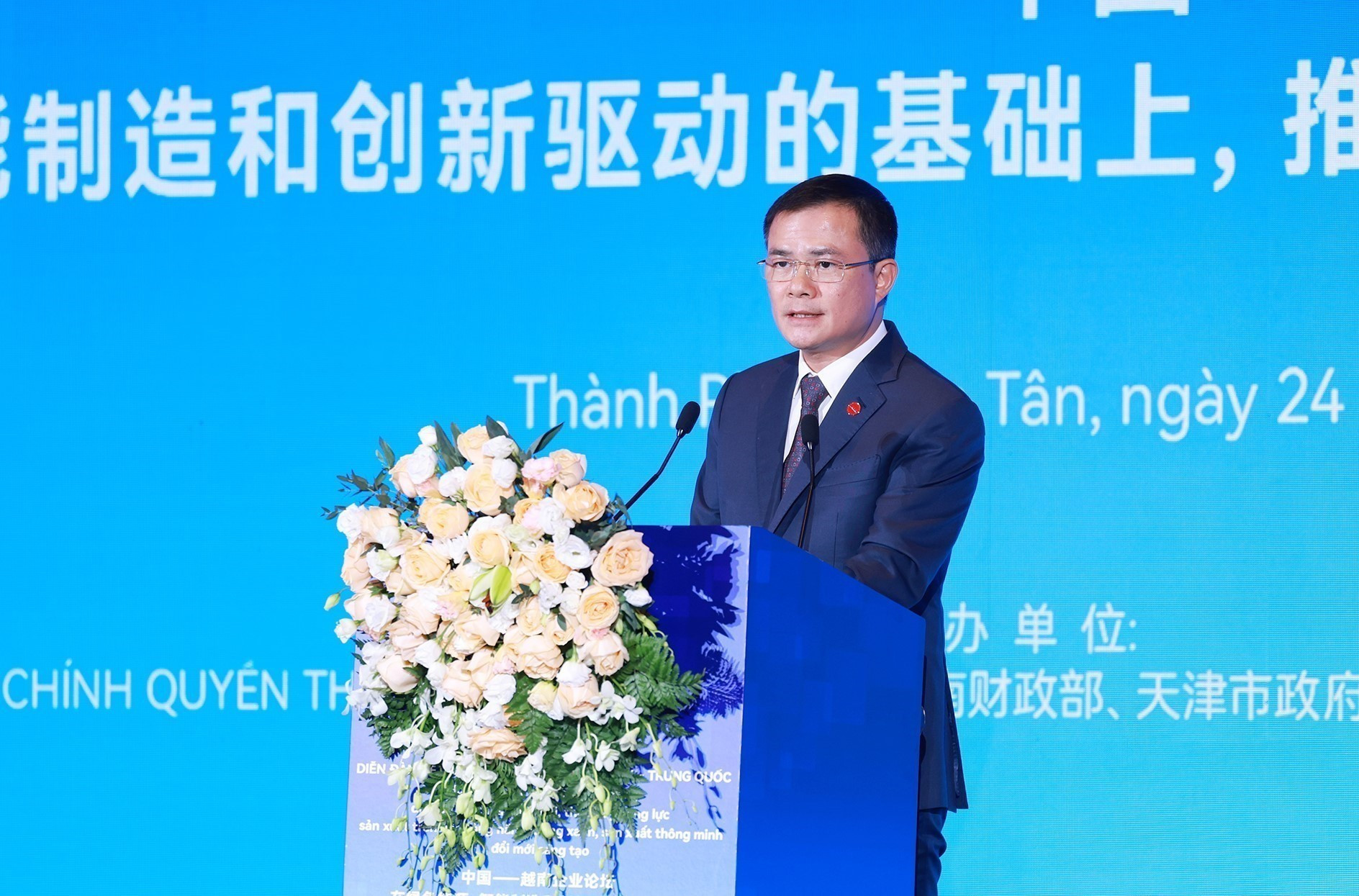 越南军队电信工业集团(Viettel) 董事长兼总经理曹德胜在论坛上发表讲话。 越南军队电信工业集团(Viettel) 董事长兼总经理曹德胜在论坛上发表讲话。