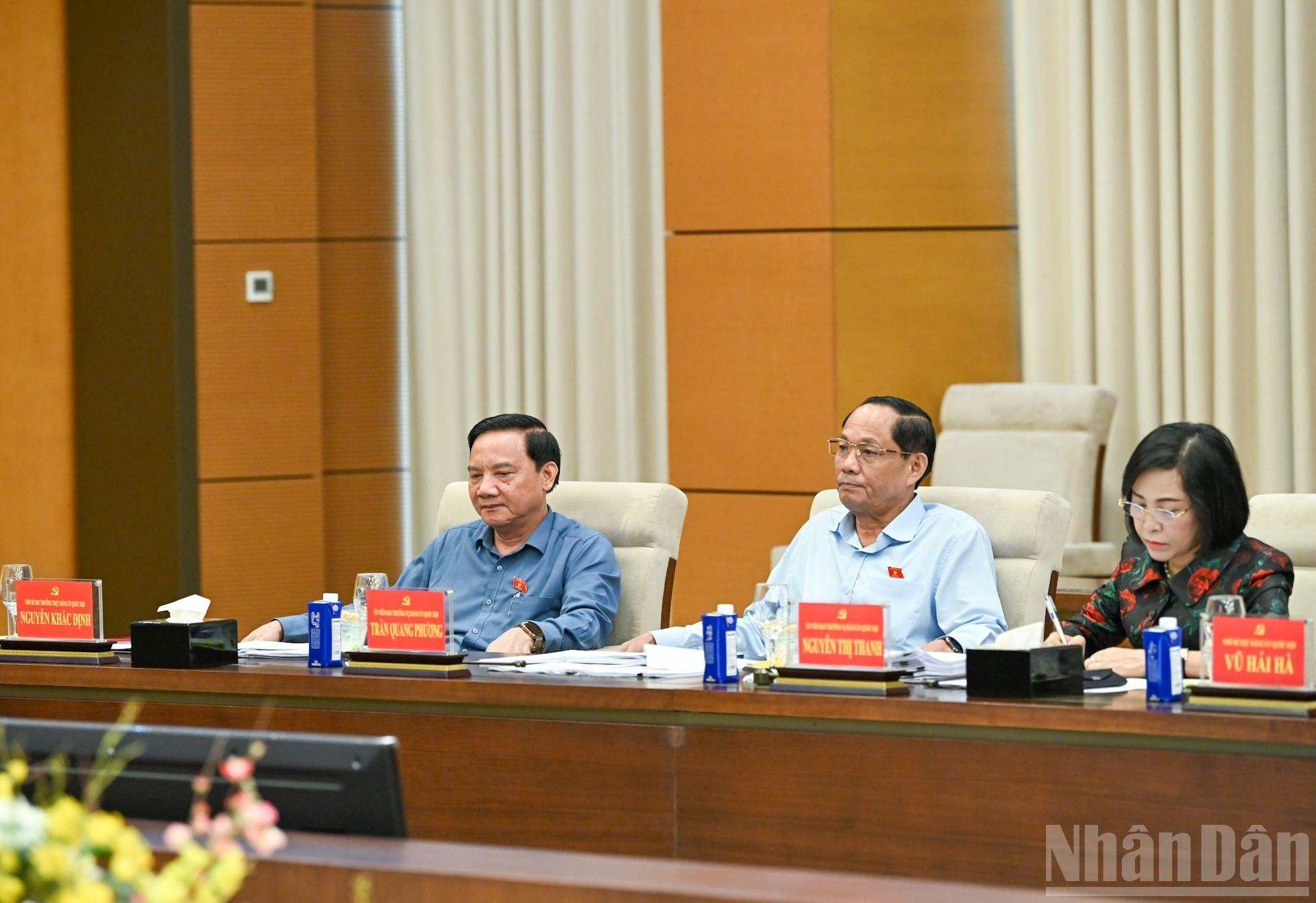 国会党委副书记、国会副主席阮克定,国会常务委员会委员、国会副主席陈光方,国会常务委员会委员、国会副主席阮氏青出席会议。 国会党委副书记、国会副主席阮克定,国会常务委员会委员、国会副主席陈光方,国会常务委员会委员、国会副主席阮氏青出席会议。