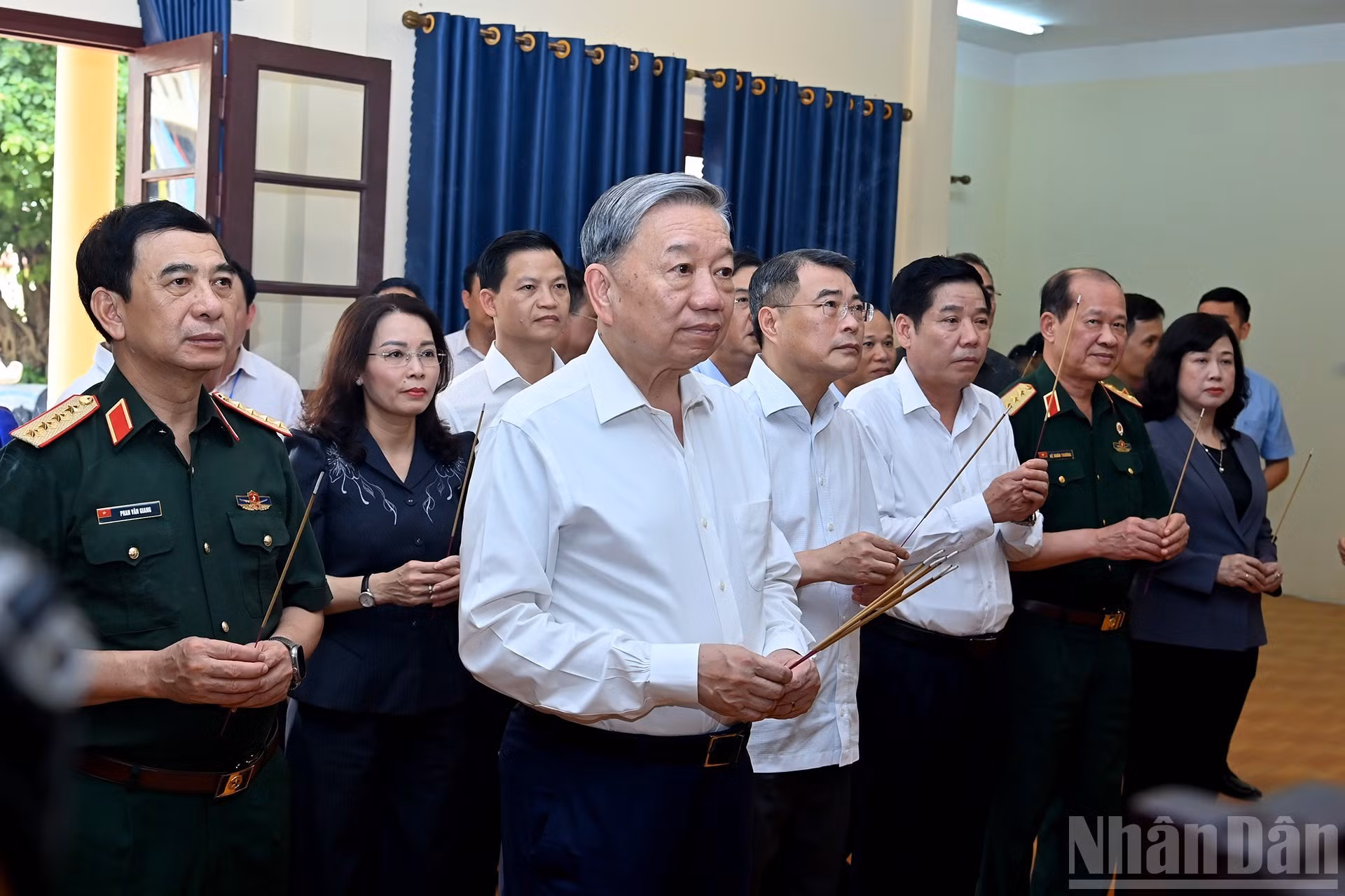 苏林总书记以及工作组敬香缅怀英雄烈士。