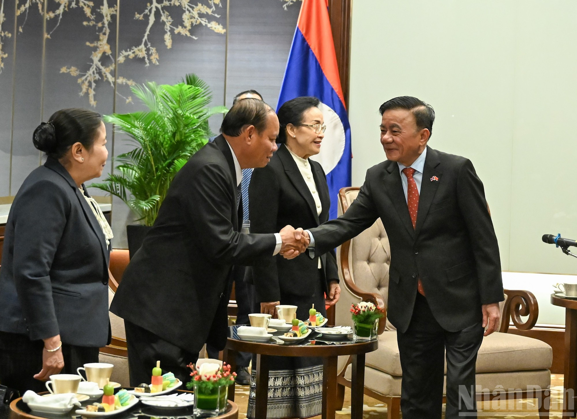 陈锦秀同志与老挝代表。