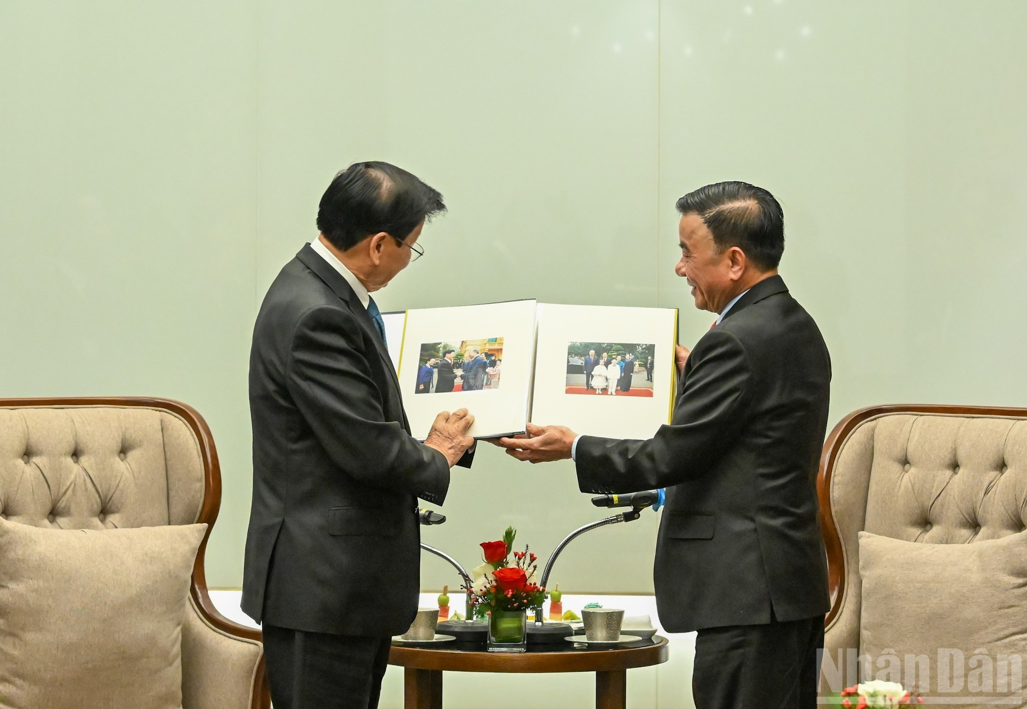 陈锦秀同志向通伦·西苏里同志赠送关于其对越南进行国事访问期间的图片相册。