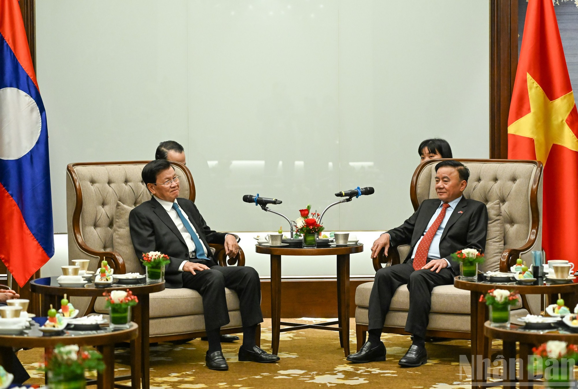 越共中央政治局委员、中央书记处常务书记陈锦秀与老挝人民革命党中央总书记、国家主席通伦·西苏里。