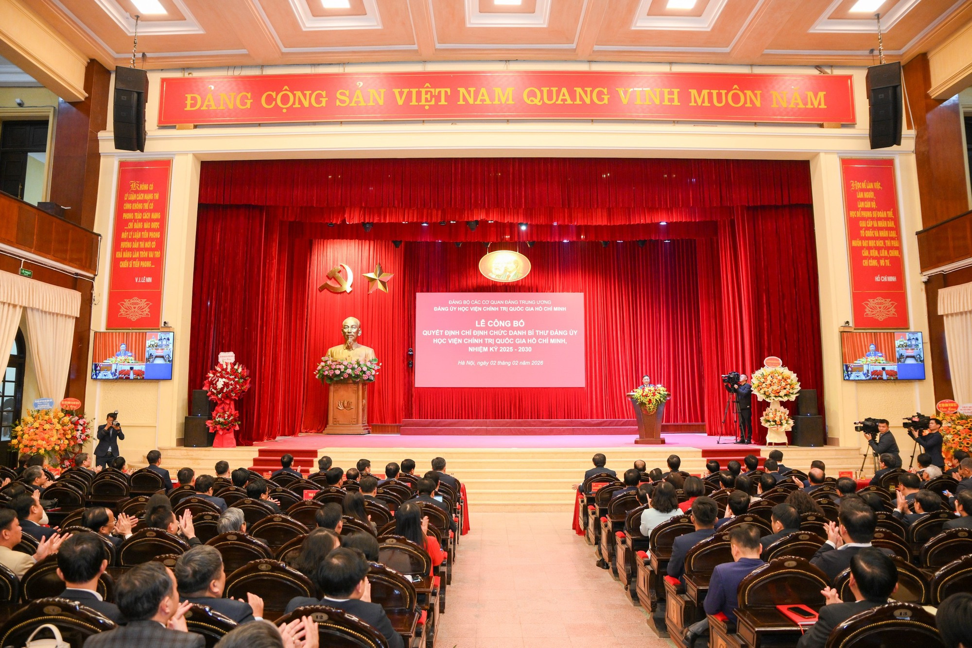 公布仪式场景。