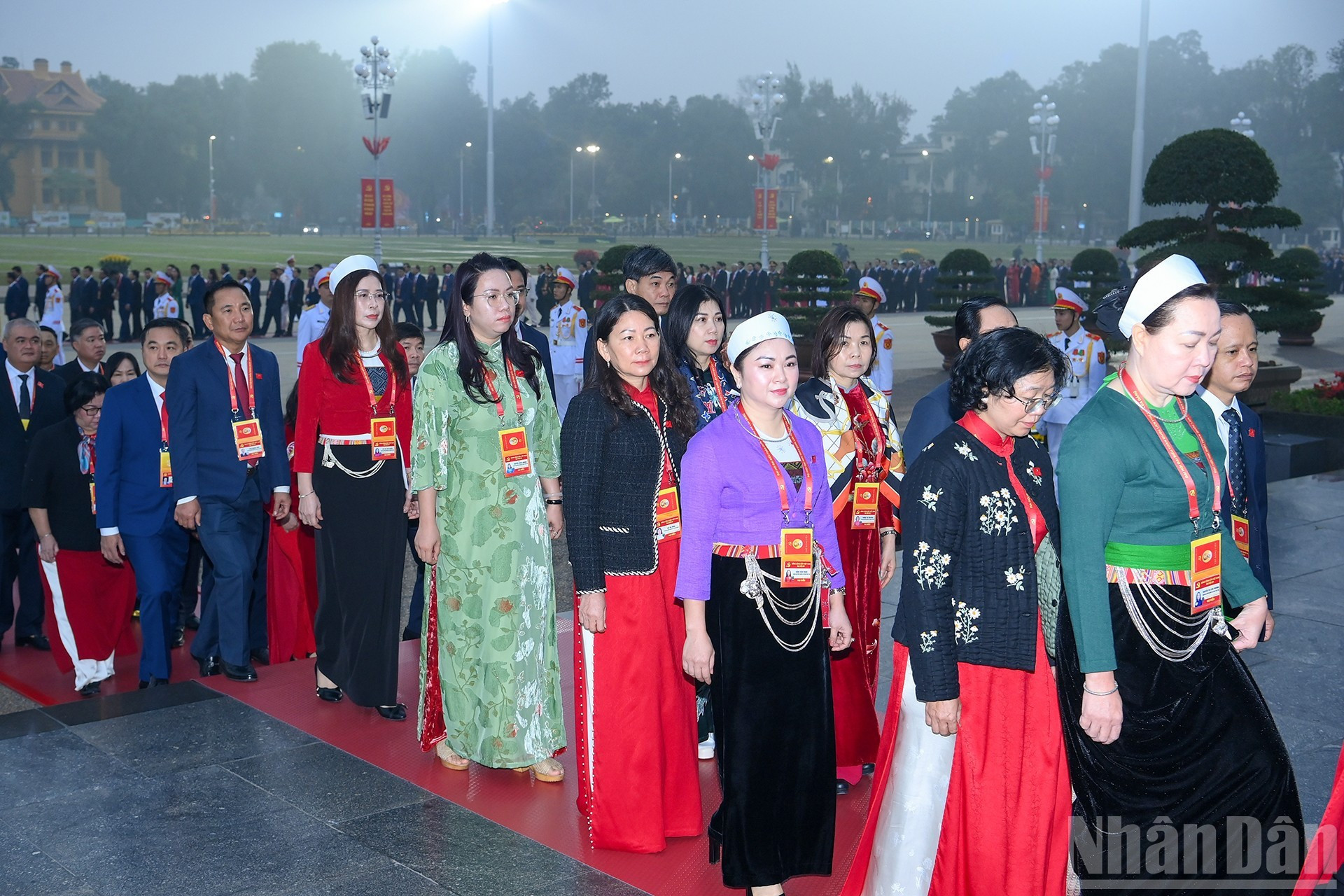 各位代表入陵瞻仰胡志明主席遗容。