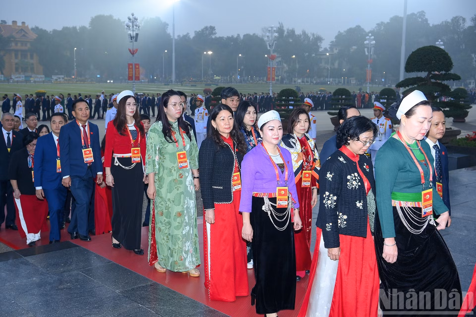 各位代表入陵瞻仰胡志明主席遗容。