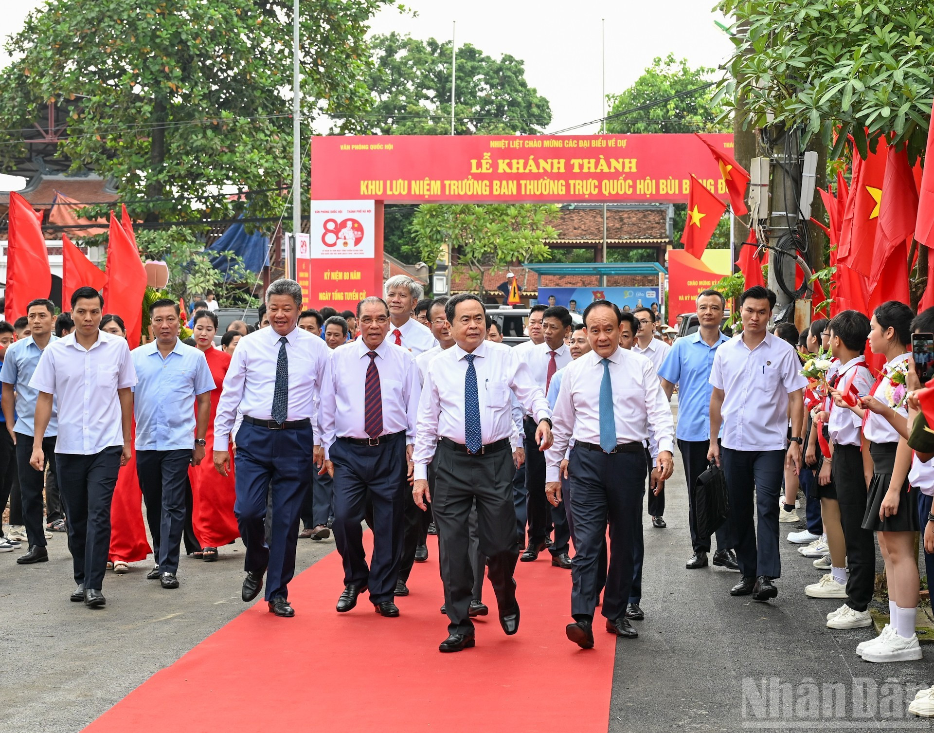 越南国会主席陈青敏、前越共中央总书记农德孟等各位代表出席仪式。 越南国会主席陈青敏、前越共中央总书记农德孟等各位代表出席仪式。