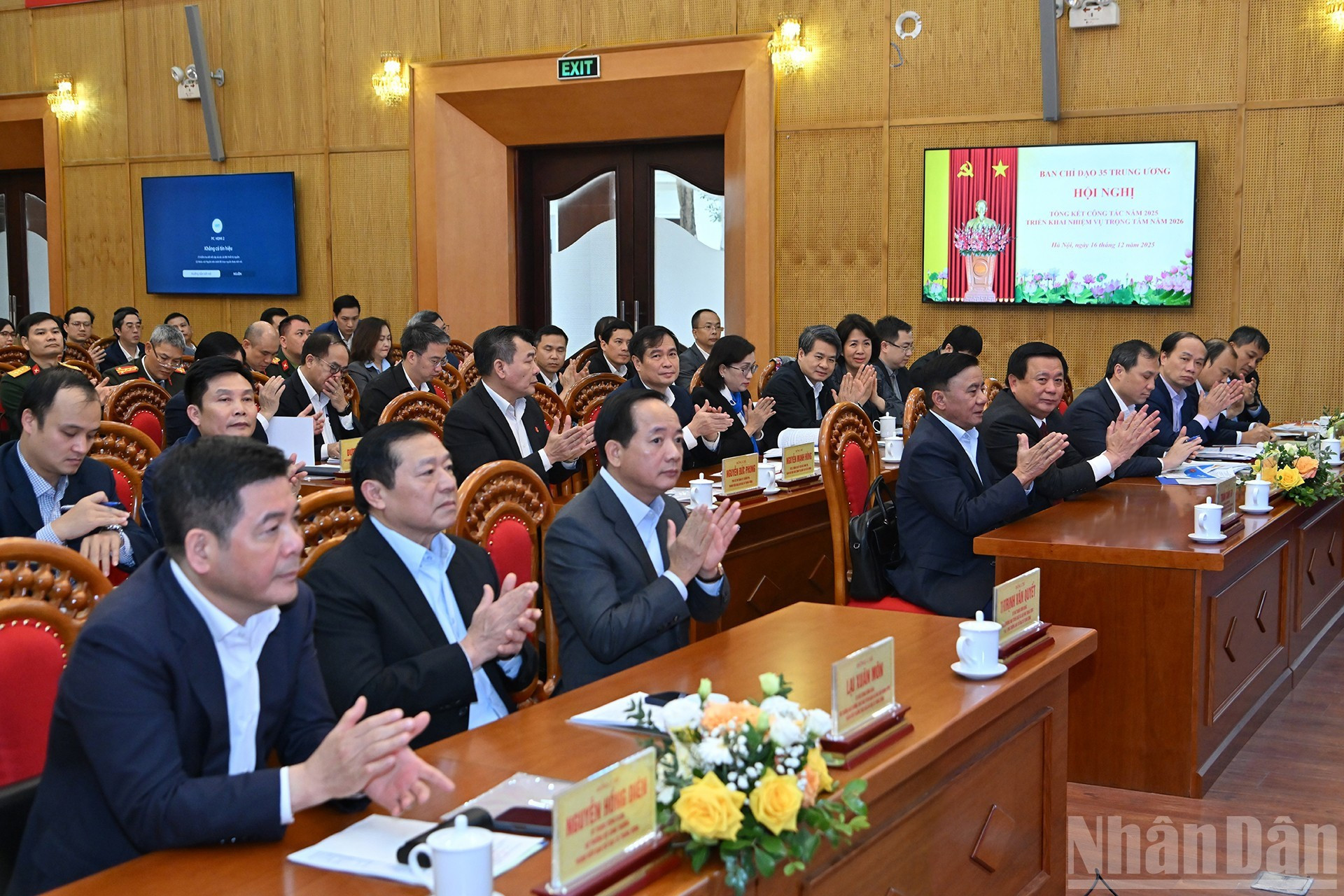 越共中央书记处常务书记陈锦秀以及各位代表出席会议。