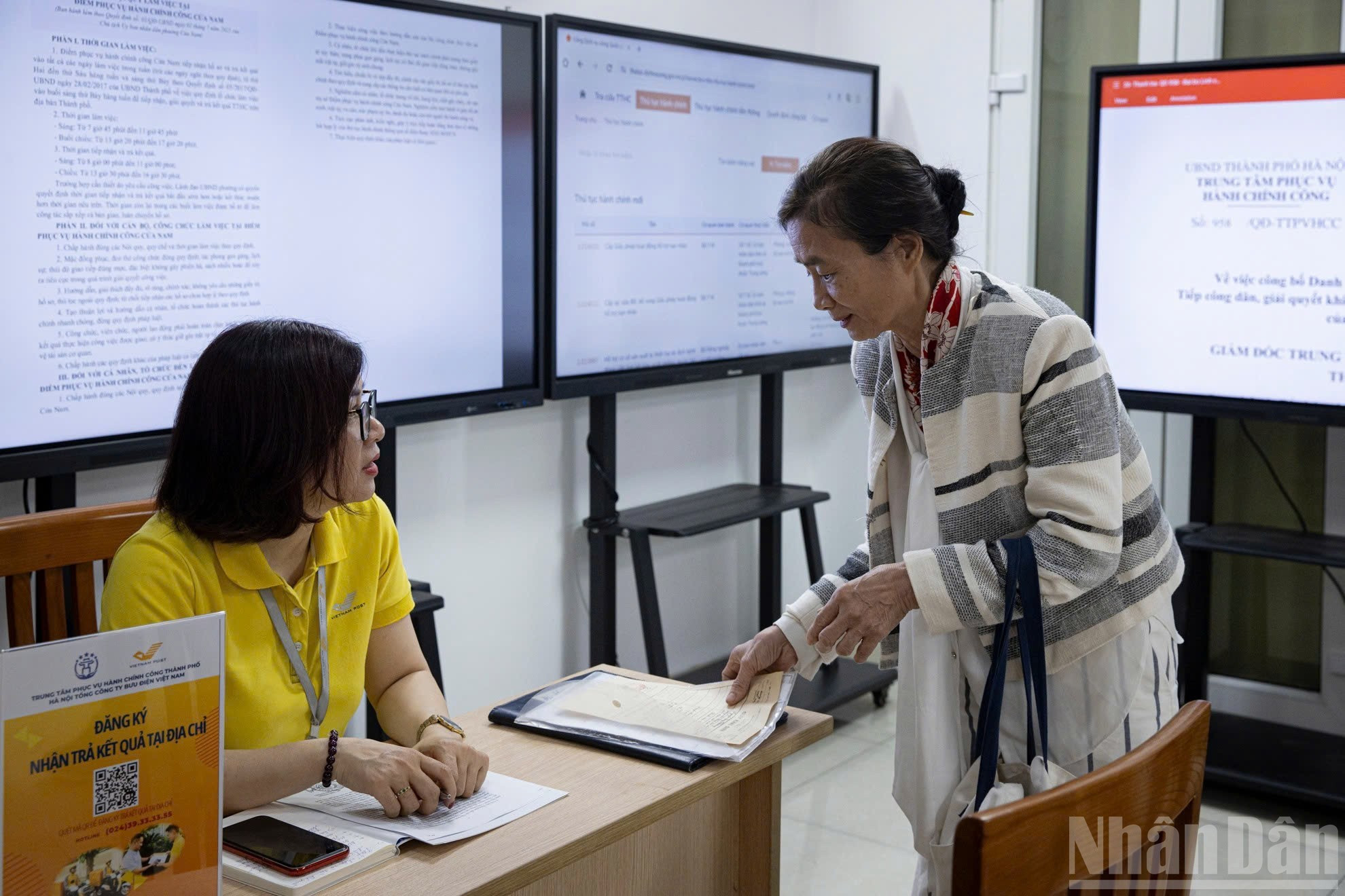 在南门坊，前来办理行政手续的市民都得到了详细的指导。