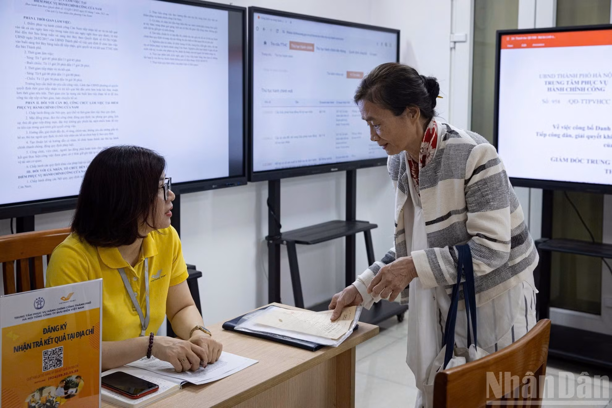 在南门坊，前来办理行政手续的市民都得到了详细的指导。