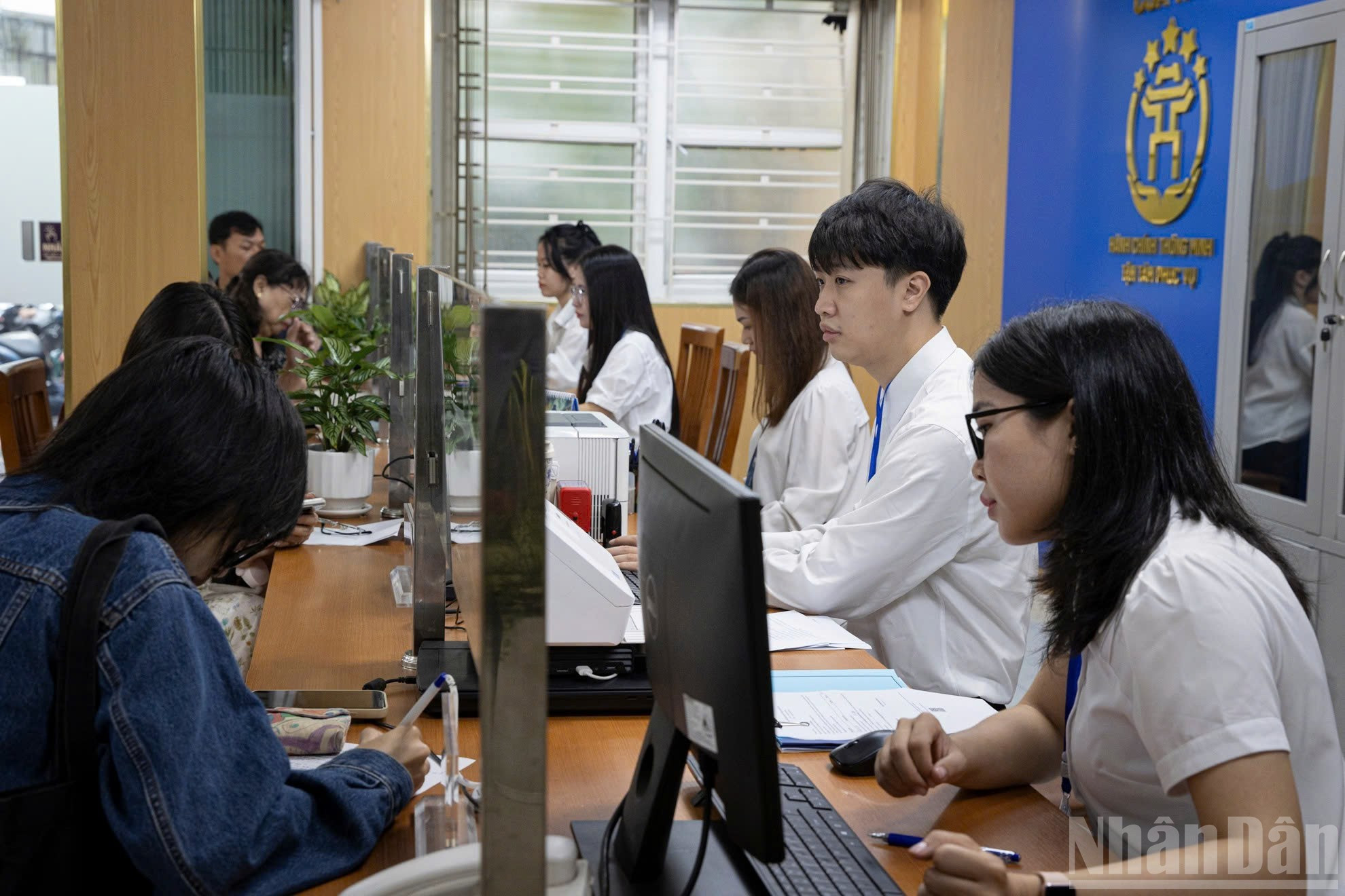 人民希望两级政府模式能够使行政手续更加便捷。