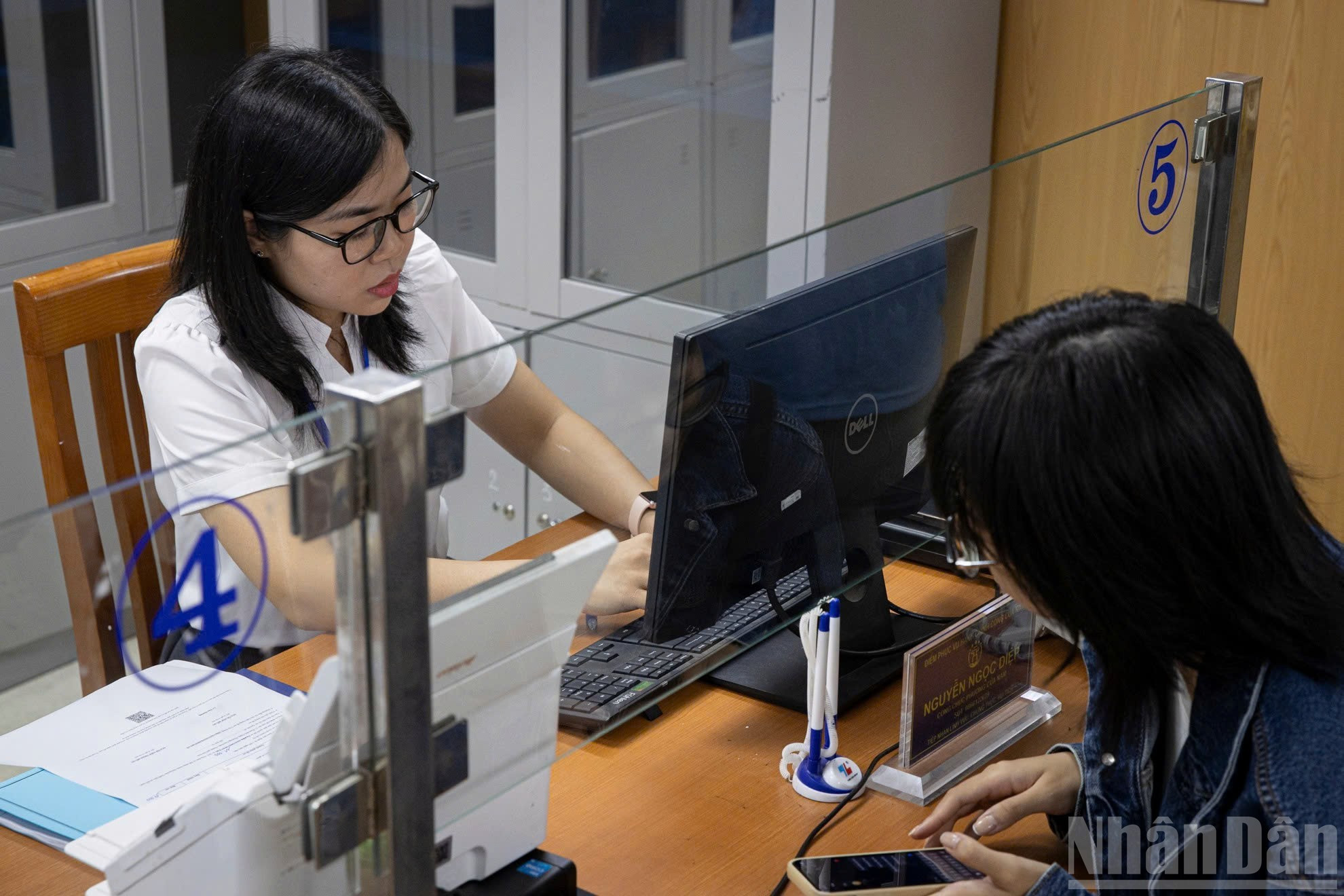 为避免出现大量市民同时前来办理行政手续的情况，南门坊已向辖区居民进行宣传和引导，鼓励大家使用各类软件应用，特别是国家公共服务应用程序进行办理。