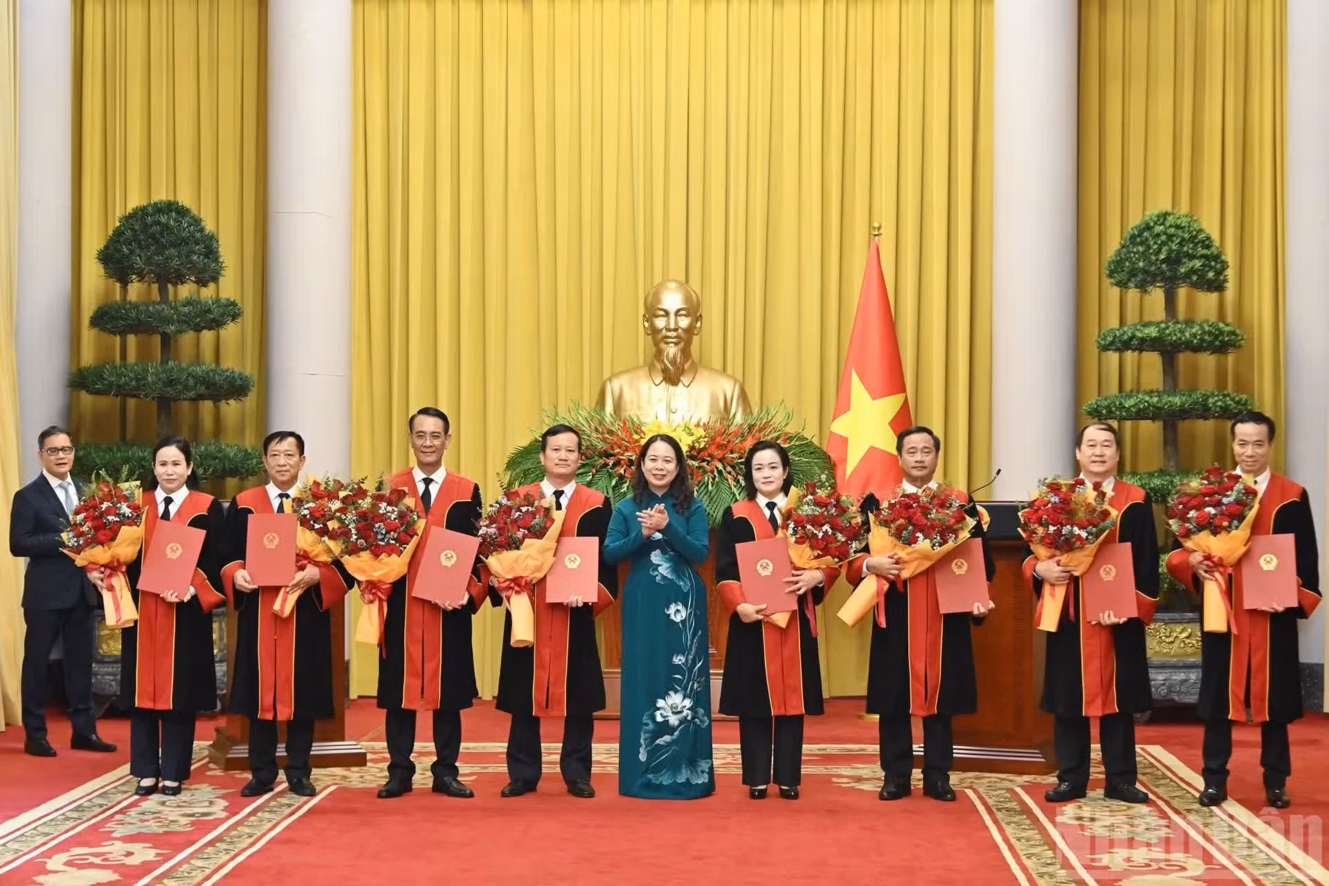 国家副主席武氏映春向获任命的同志赠花表示祝贺。