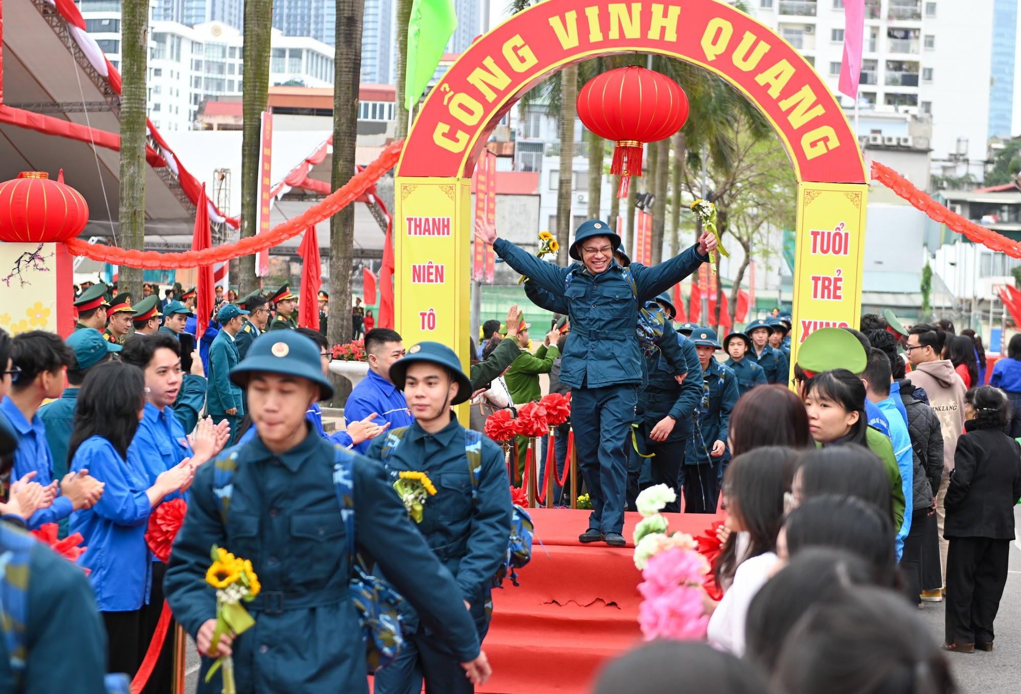 新兵们满怀喜悦地走过“光荣之门”，履行对祖国的神圣义务。