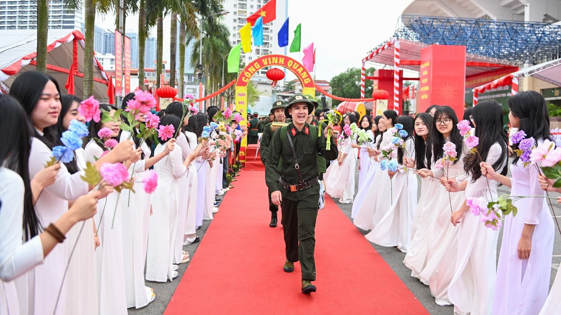 首都河内青年踊跃参军入伍【组图】