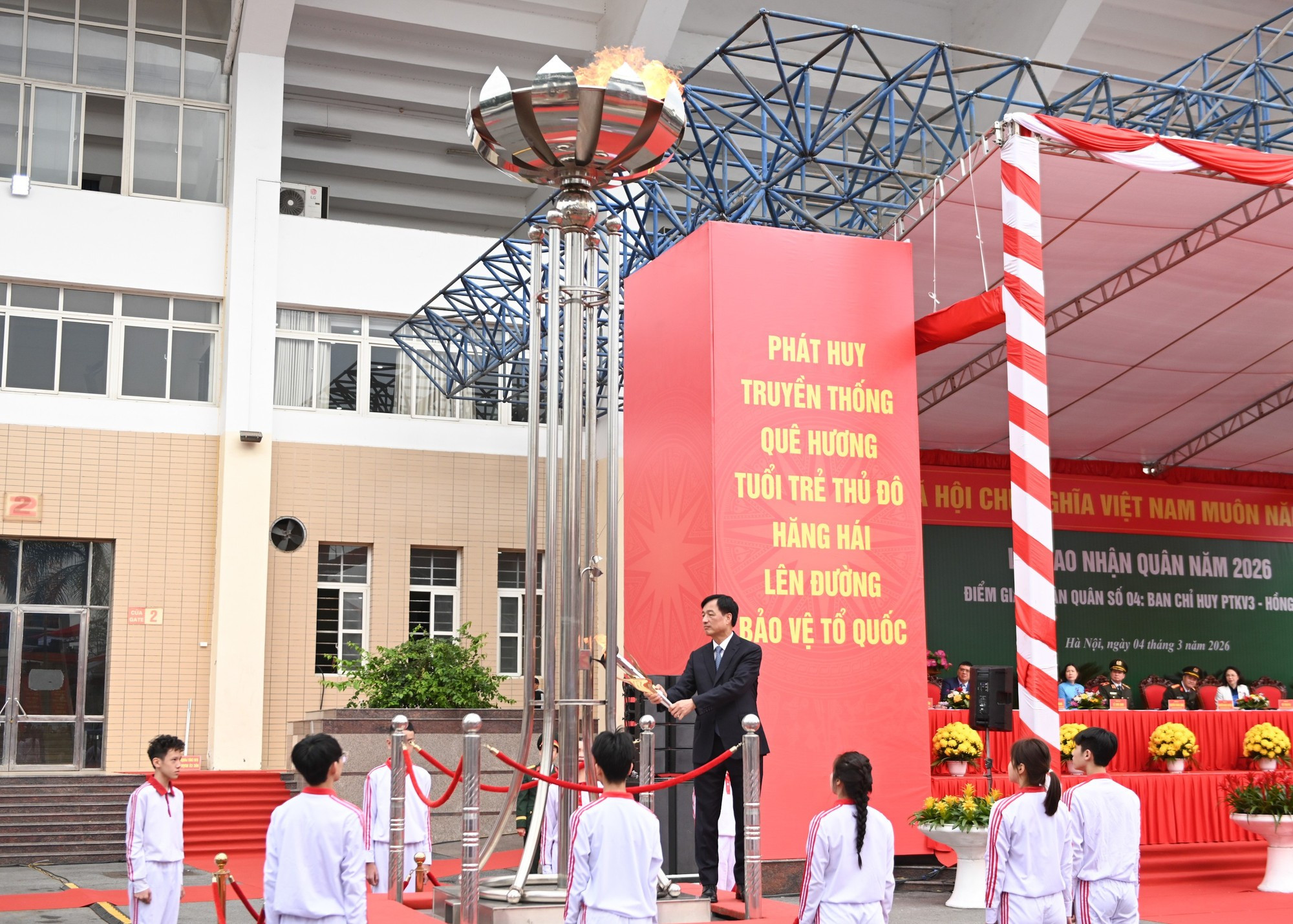 越共中央政治局委员、河内市委书记、首都司令部党委书记阮维玉同志点燃传统圣火台。