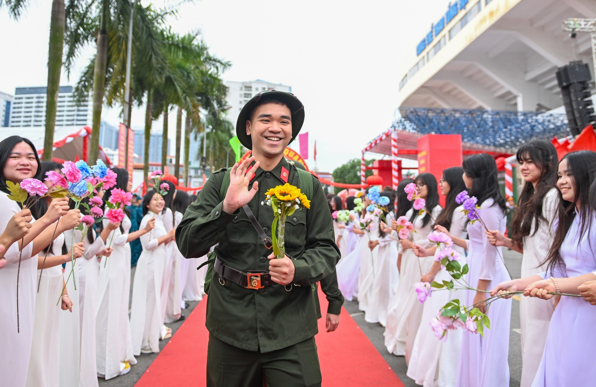新兵们满怀喜悦地走过“光荣之门”，履行对祖国的神圣义务。