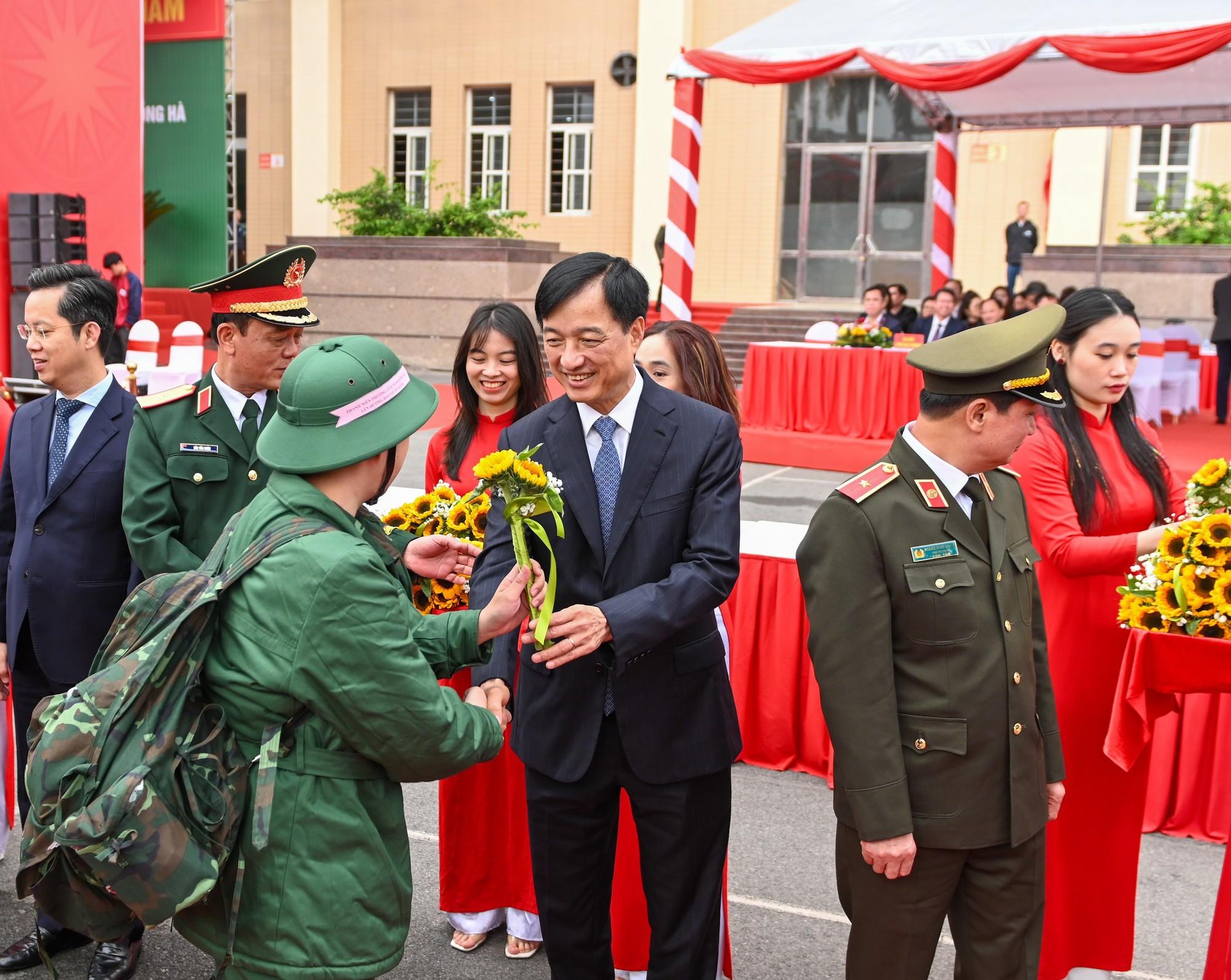 阮维玉同志向新兵送花。