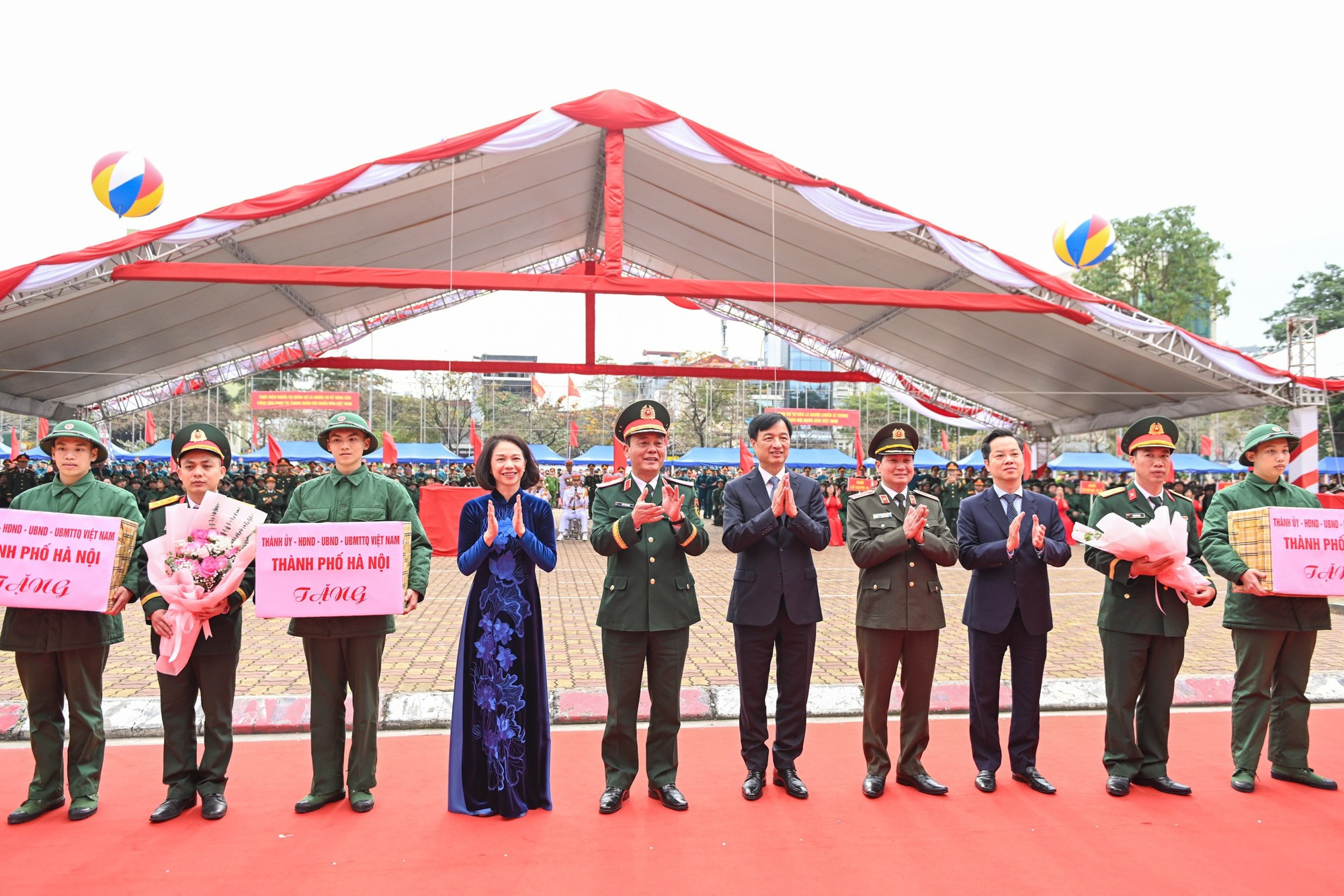 河内市领导向各单位和新兵赠送礼物。