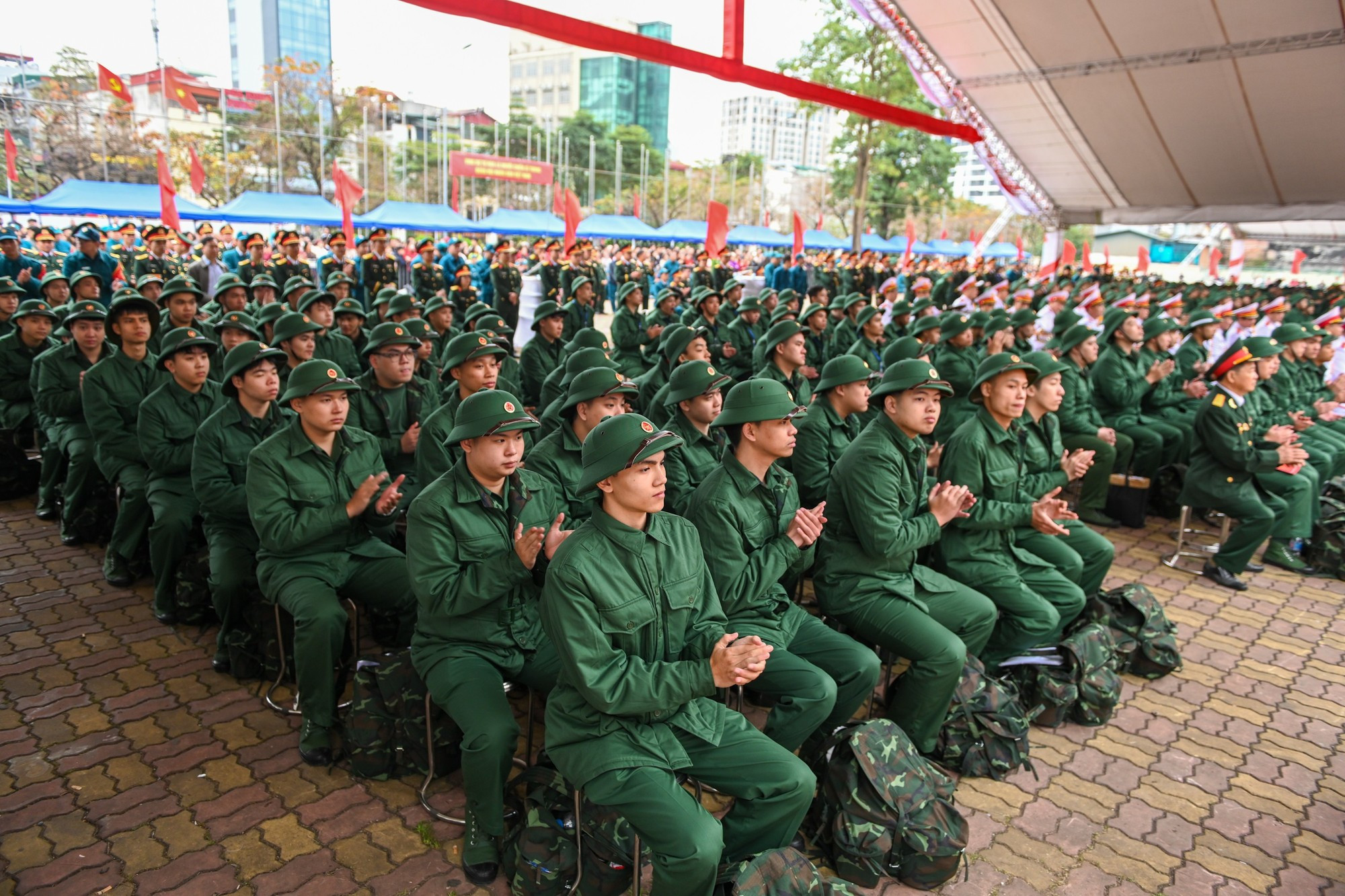 新兵出席交接仪式。