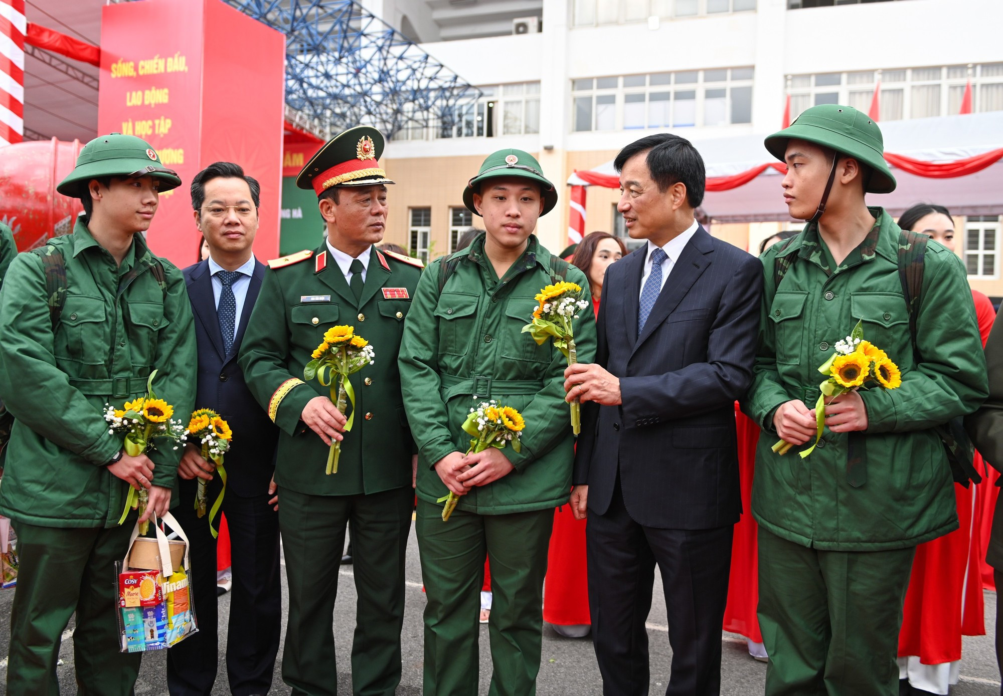 阮维玉同志在新兵前往单位前对他们进行鼓励。