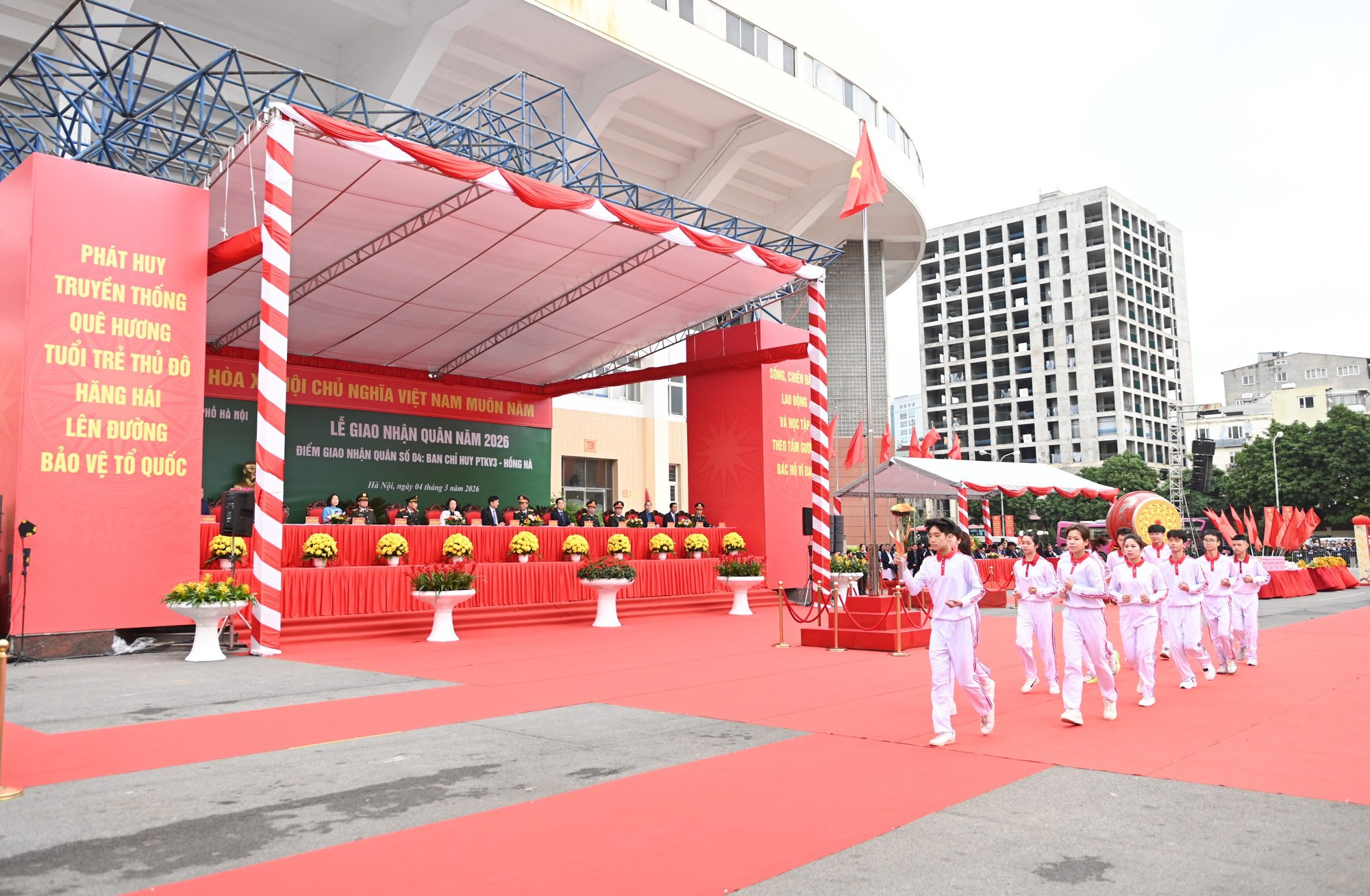 传统火炬传递队伍经过主席台。