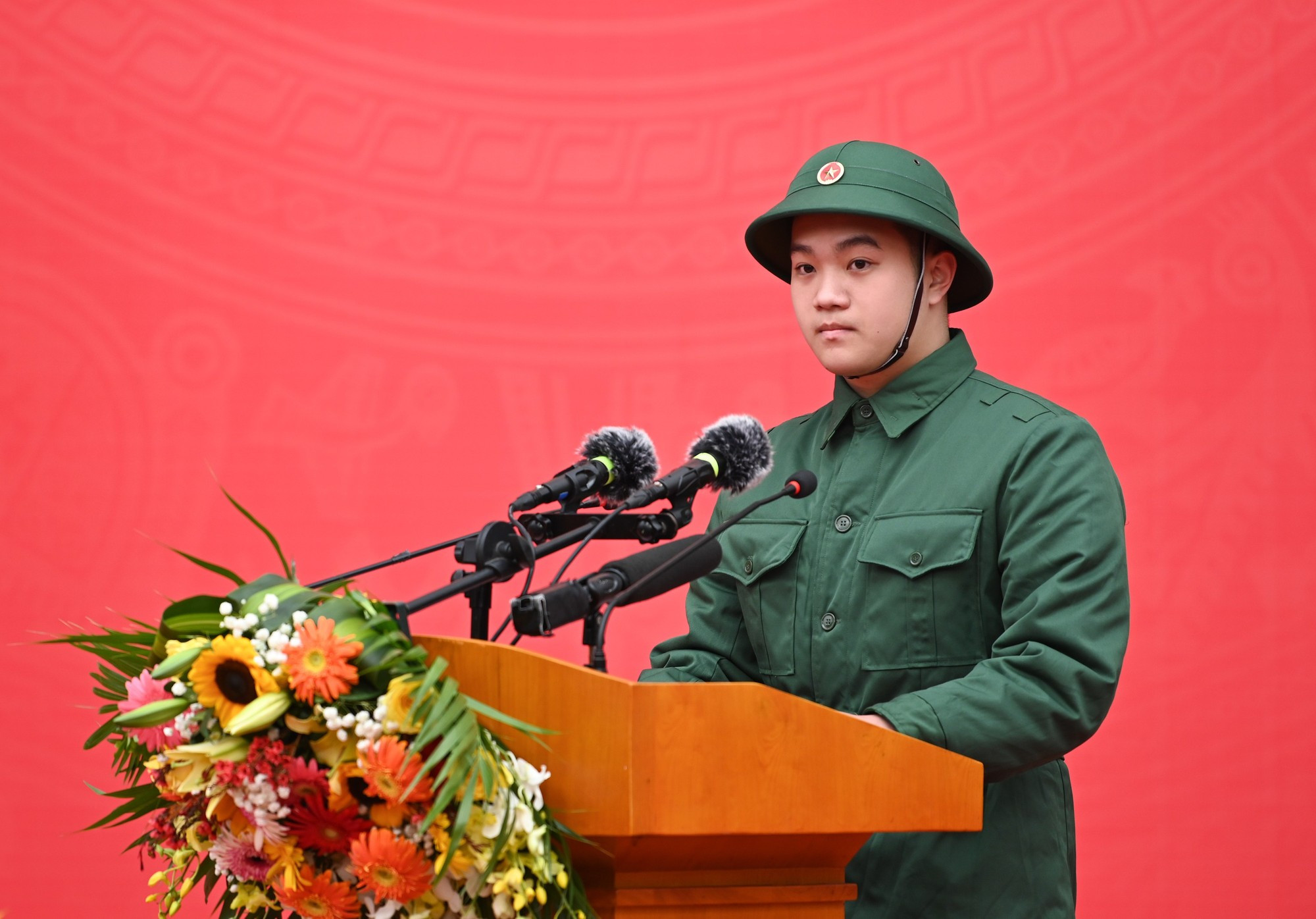 新兵阮明南代表在第4号新兵点入伍的440名新兵在仪式上发表讲话。