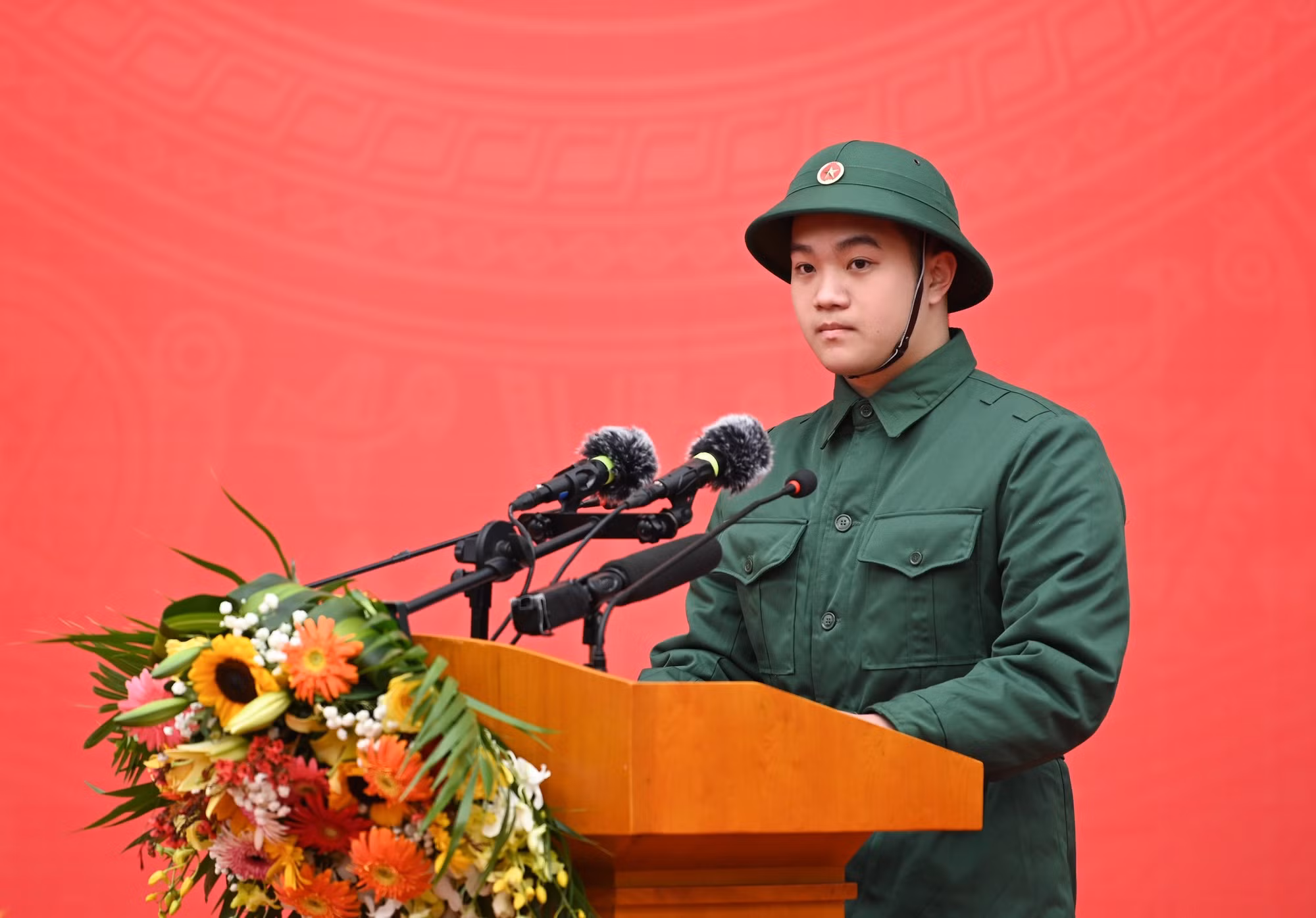 新兵阮明南代表在第4号新兵点入伍的440名新兵在仪式上发表讲话。