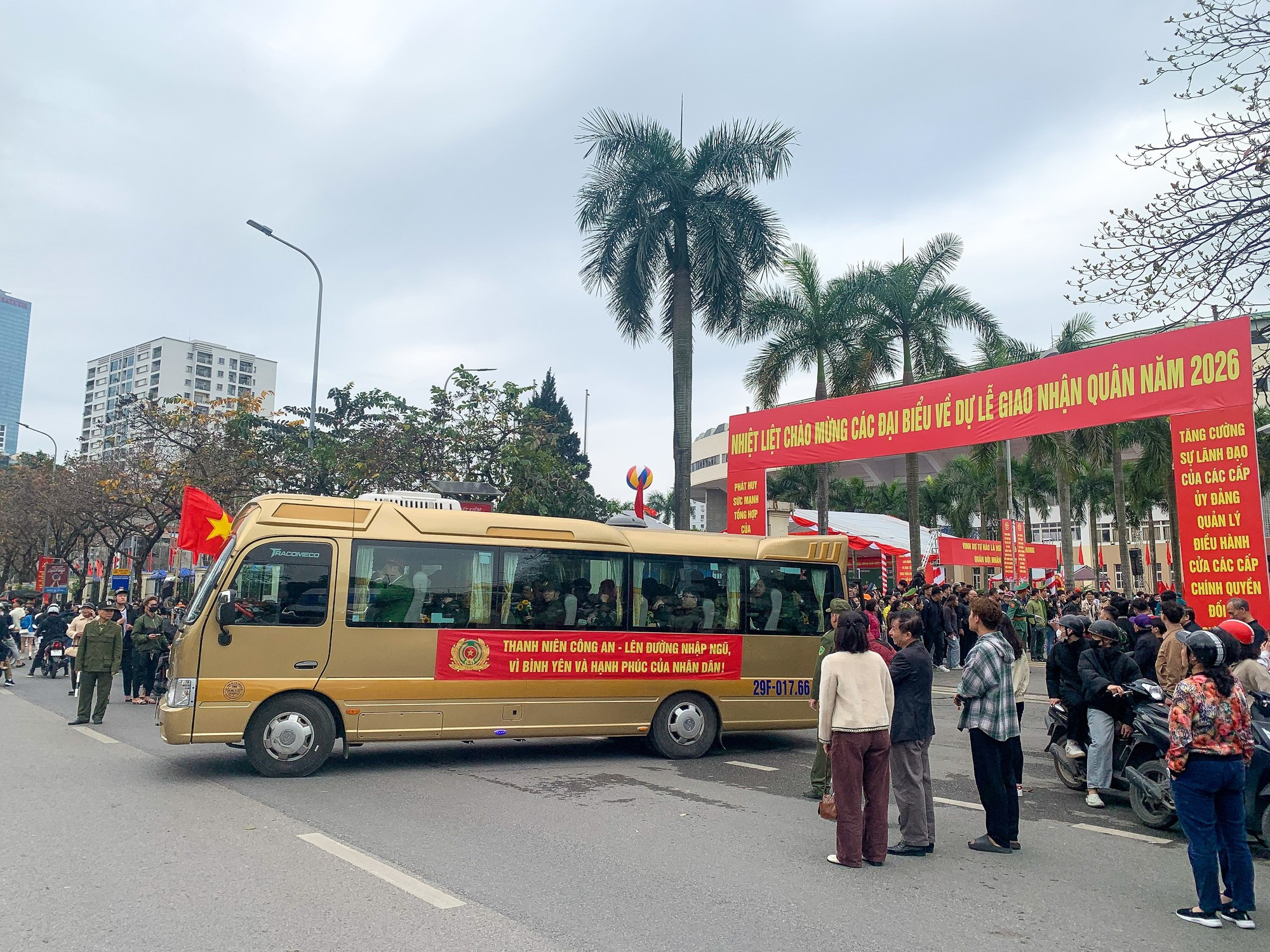 运送新兵的车辆正驶往各自的部队单位。