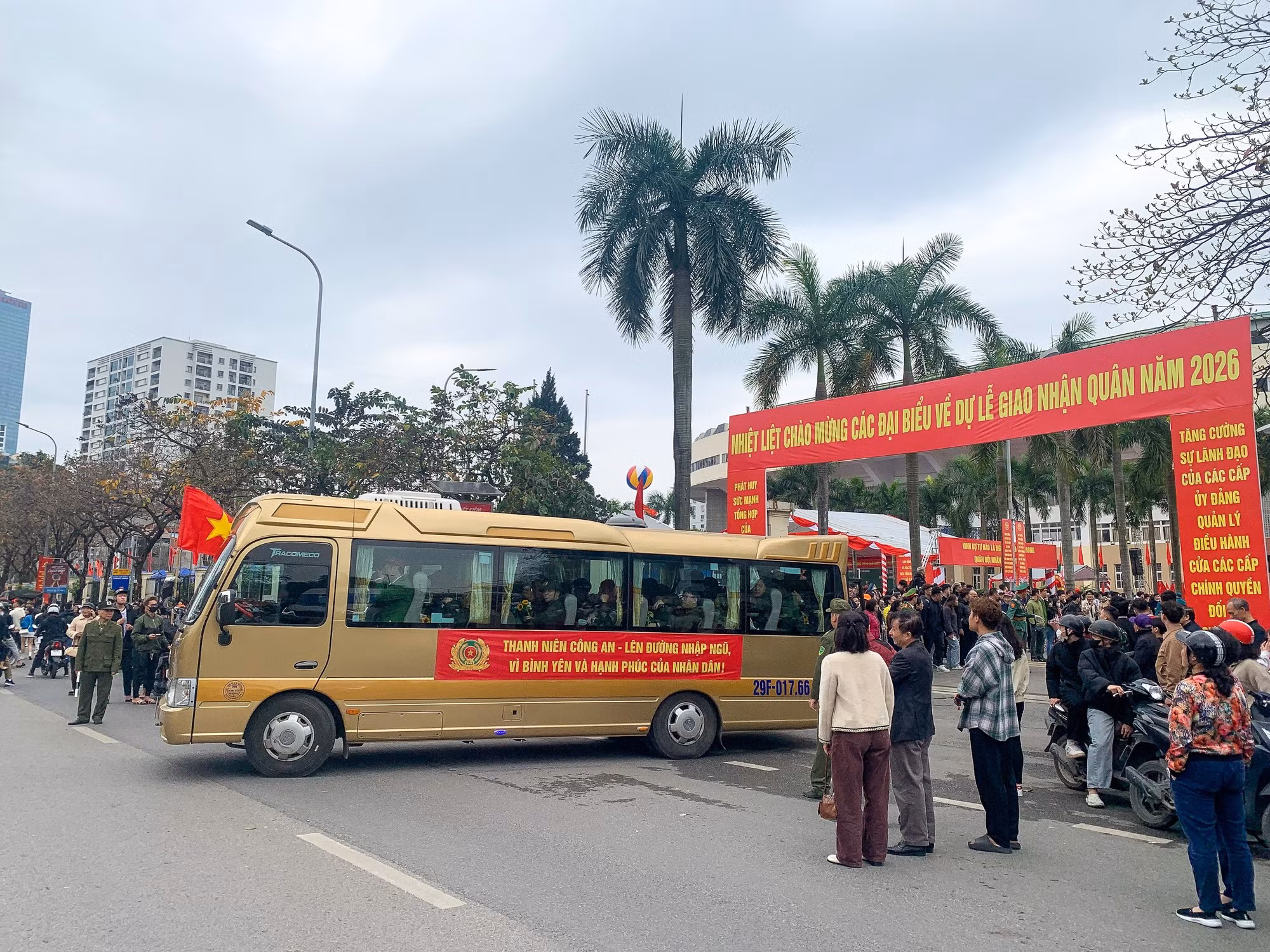 运送新兵的车辆正驶往各自的部队单位。