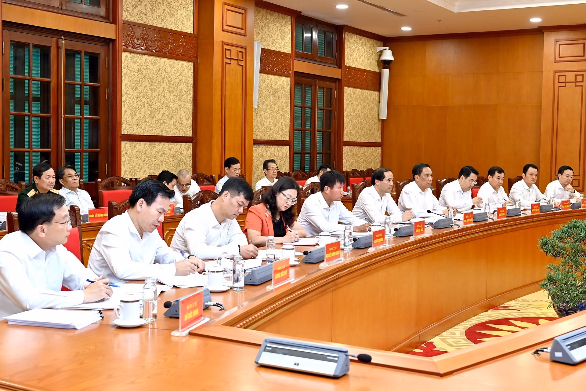 老街省省委常委会代表出席会议。