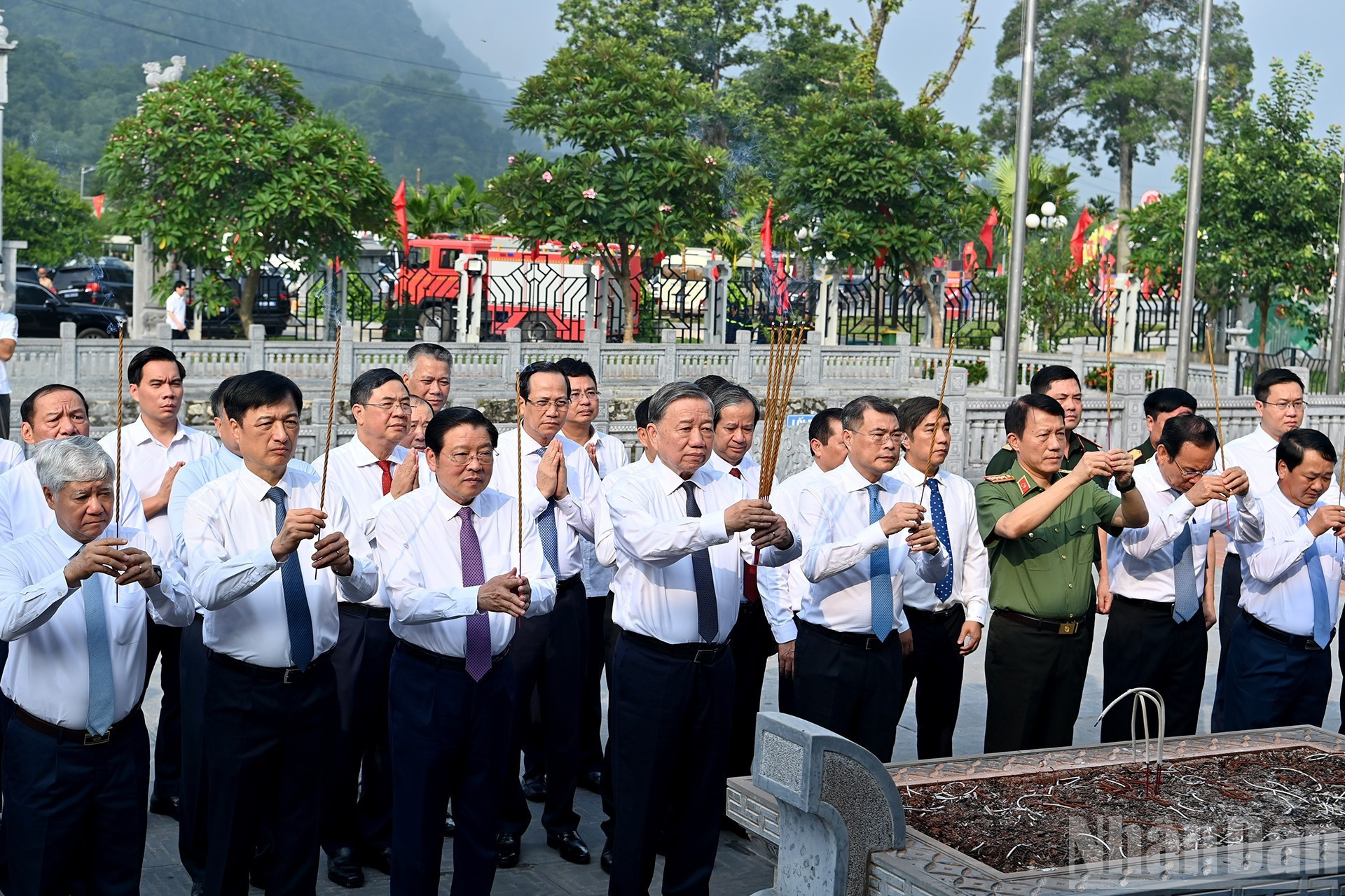苏林总书记率中央工作代表团敬香缅怀胡志明主席和各位革命前辈。 苏林总书记率中央工作代表团敬香缅怀胡志明主席和各位革命前辈。