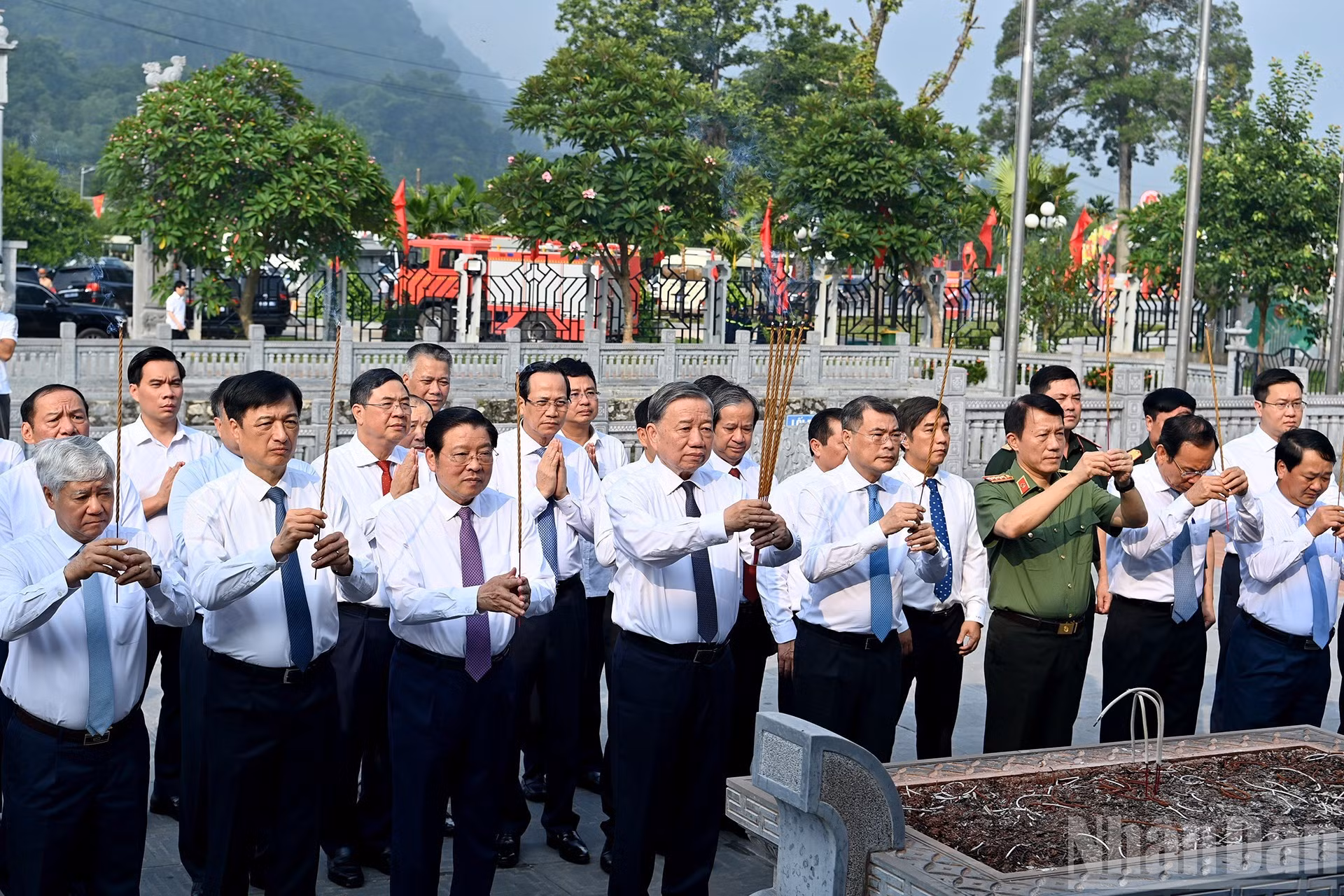 苏林总书记率中央工作代表团敬香缅怀胡志明主席和各位革命前辈。