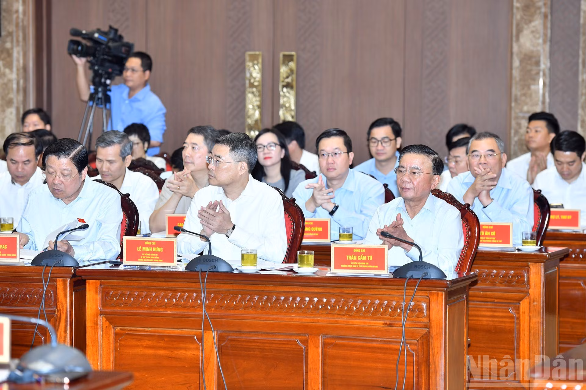 党和国家领导以及各位代表出席会议。