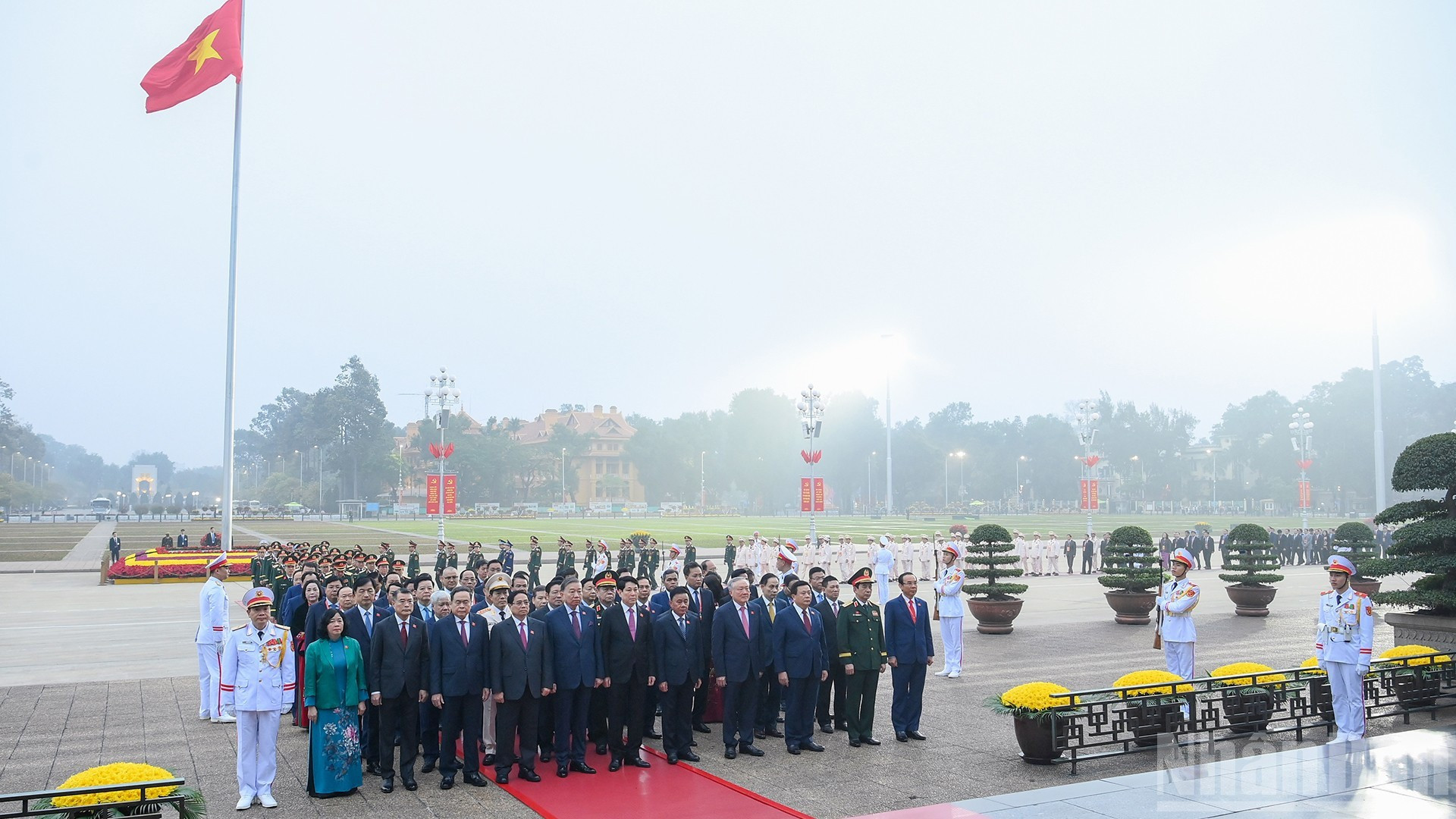 出席越共十四大代表入陵瞻仰胡志明主席遗容【组图】