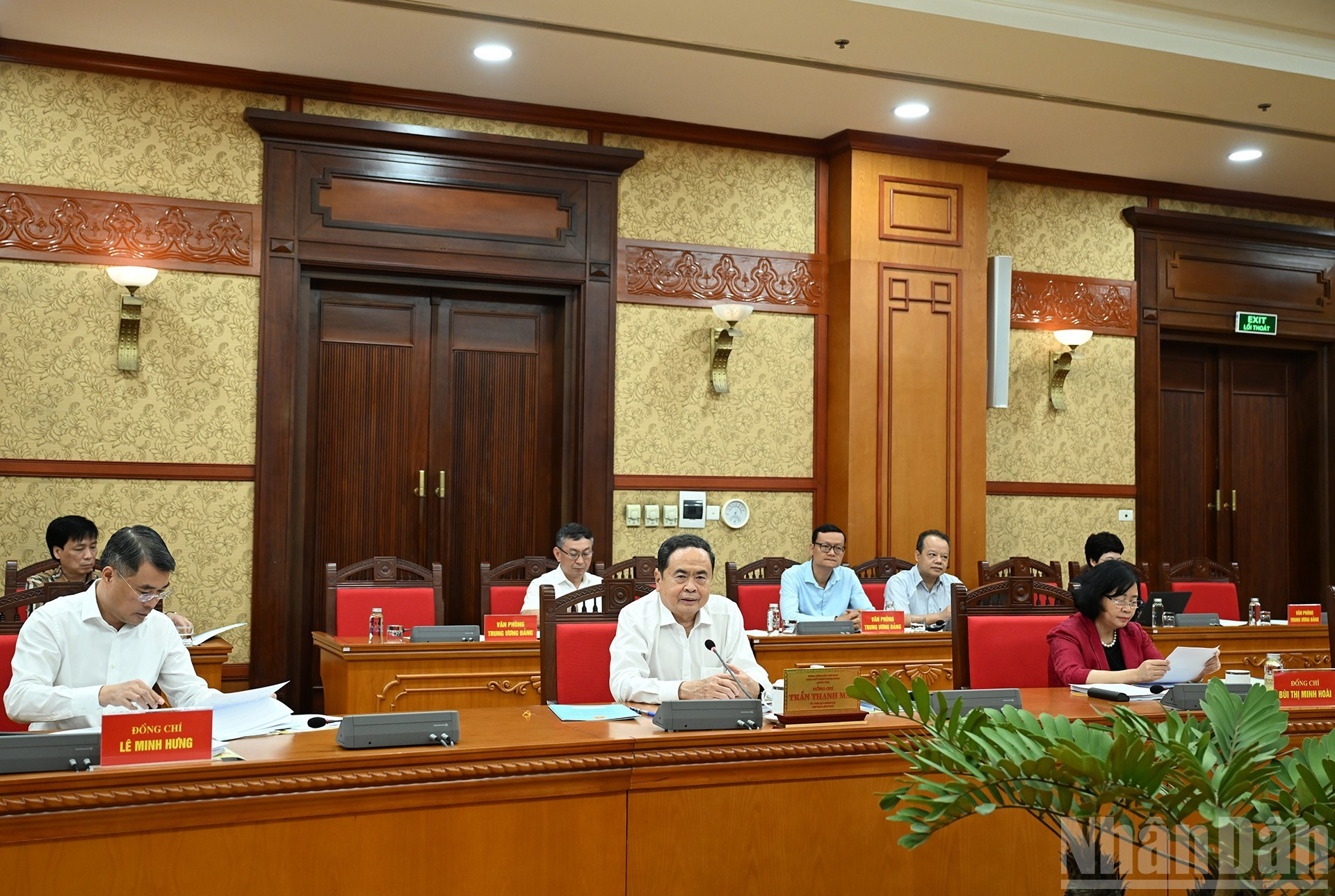 国会主席陈青敏以及政治局委员出席会议。 国会主席陈青敏以及政治局委员出席会议。