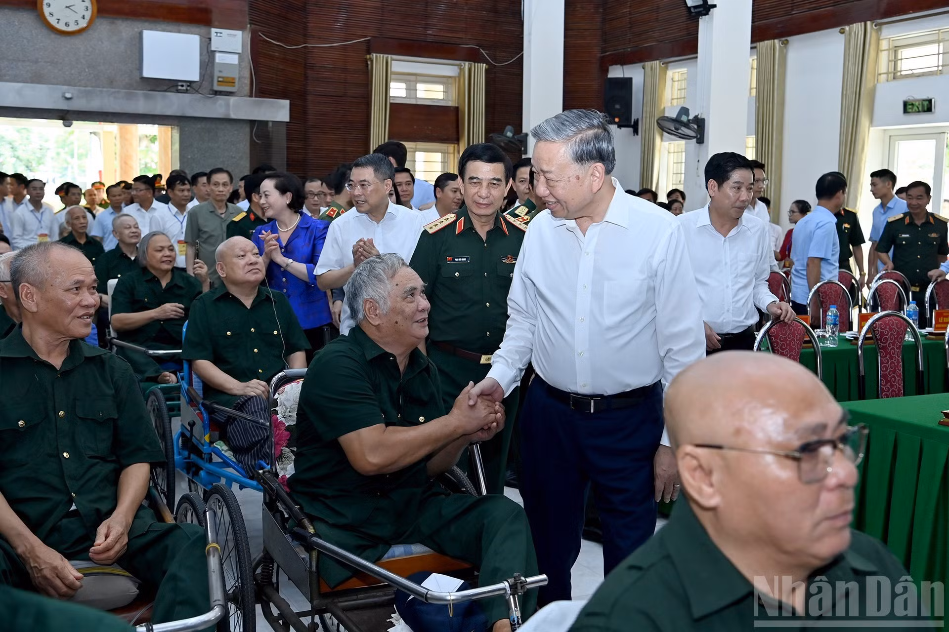 苏林总书记走访慰问在顺成荣军治疗中心疗养的荣军代表。