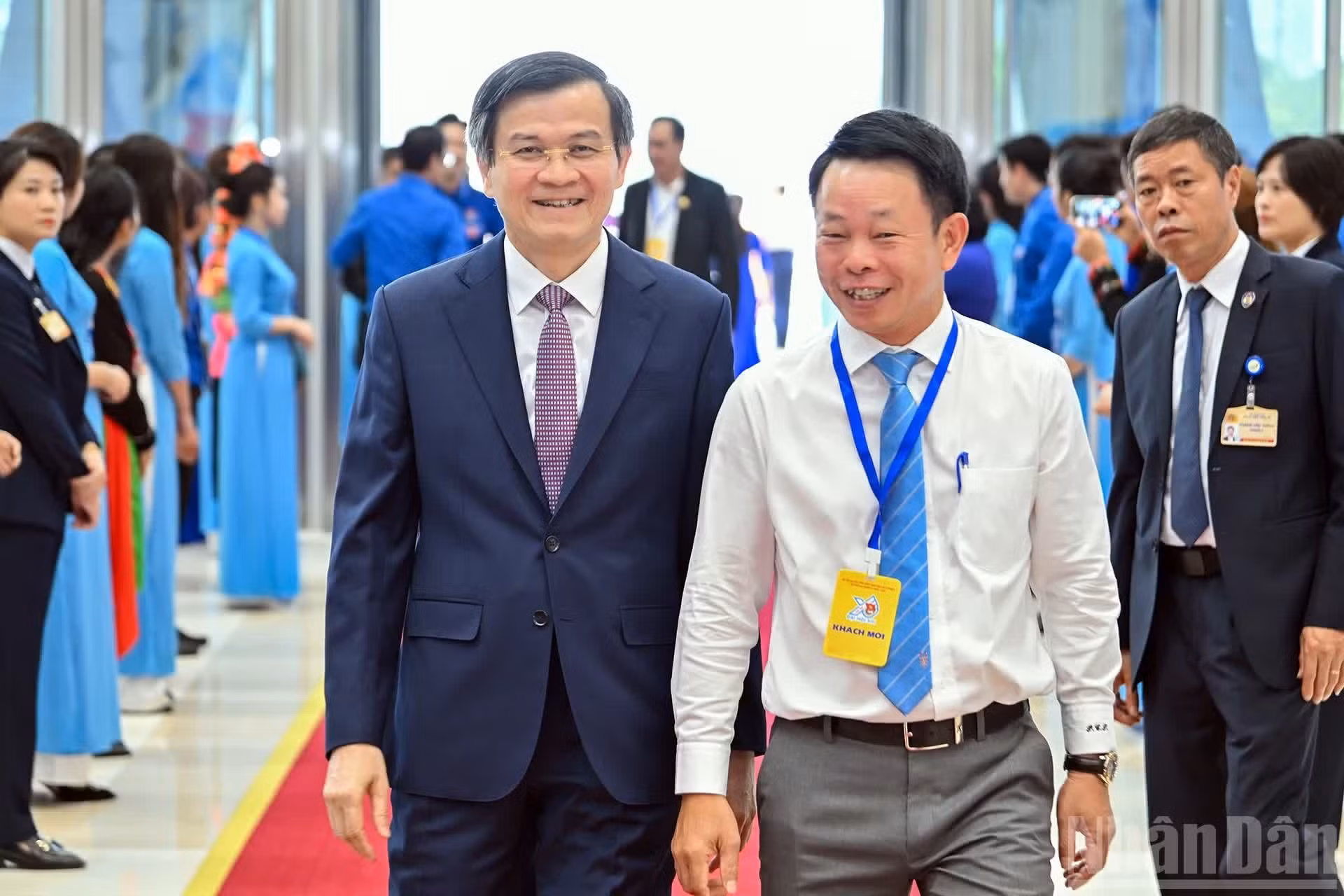 越共中央政治局委员、胡志明国家政治学院院长段明训前来出席大会。