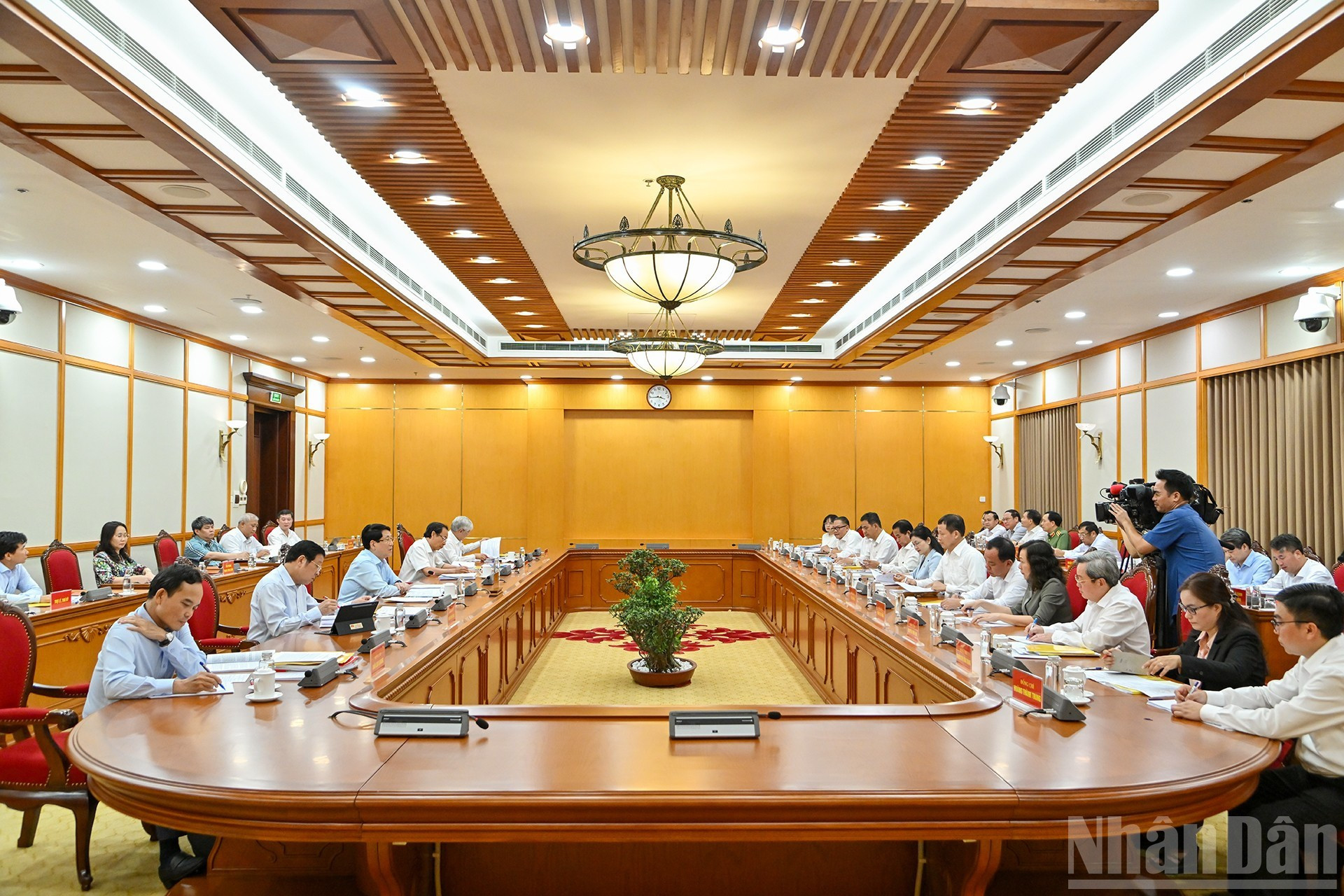 中央政治局与同奈省省委常委会进行的工作会议场景。 中央政治局与同奈省省委常委会进行的工作会议场景。