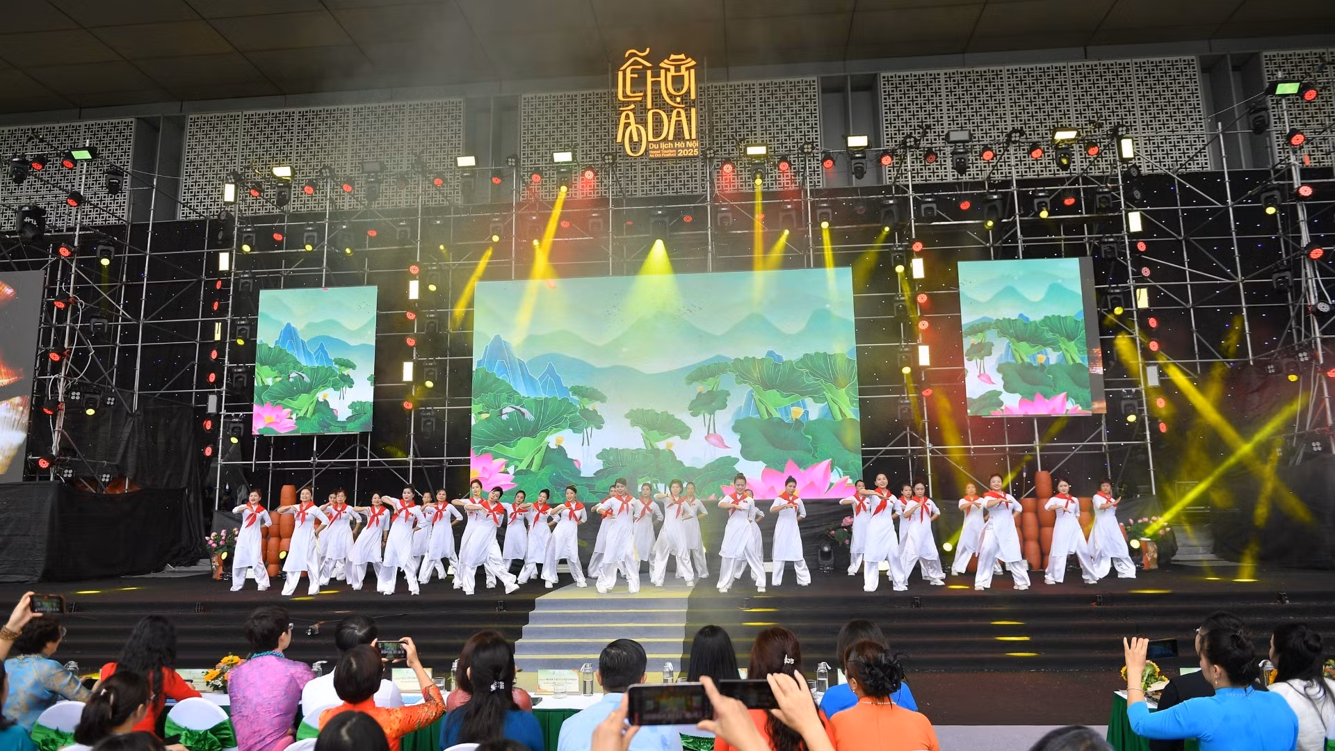 2025年“首都妇女——融合与发展”奥黛表演【组图】