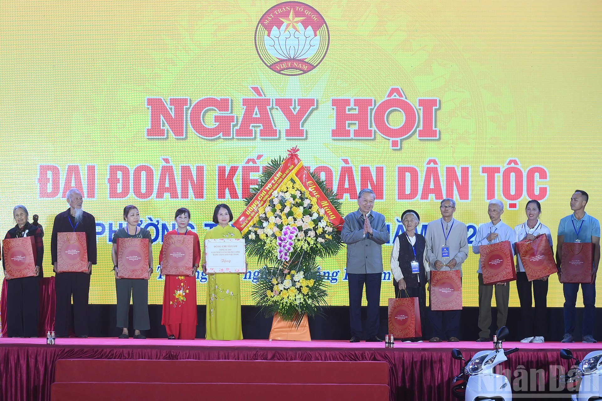 苏林总书记向上吉坊人民赠送礼品。