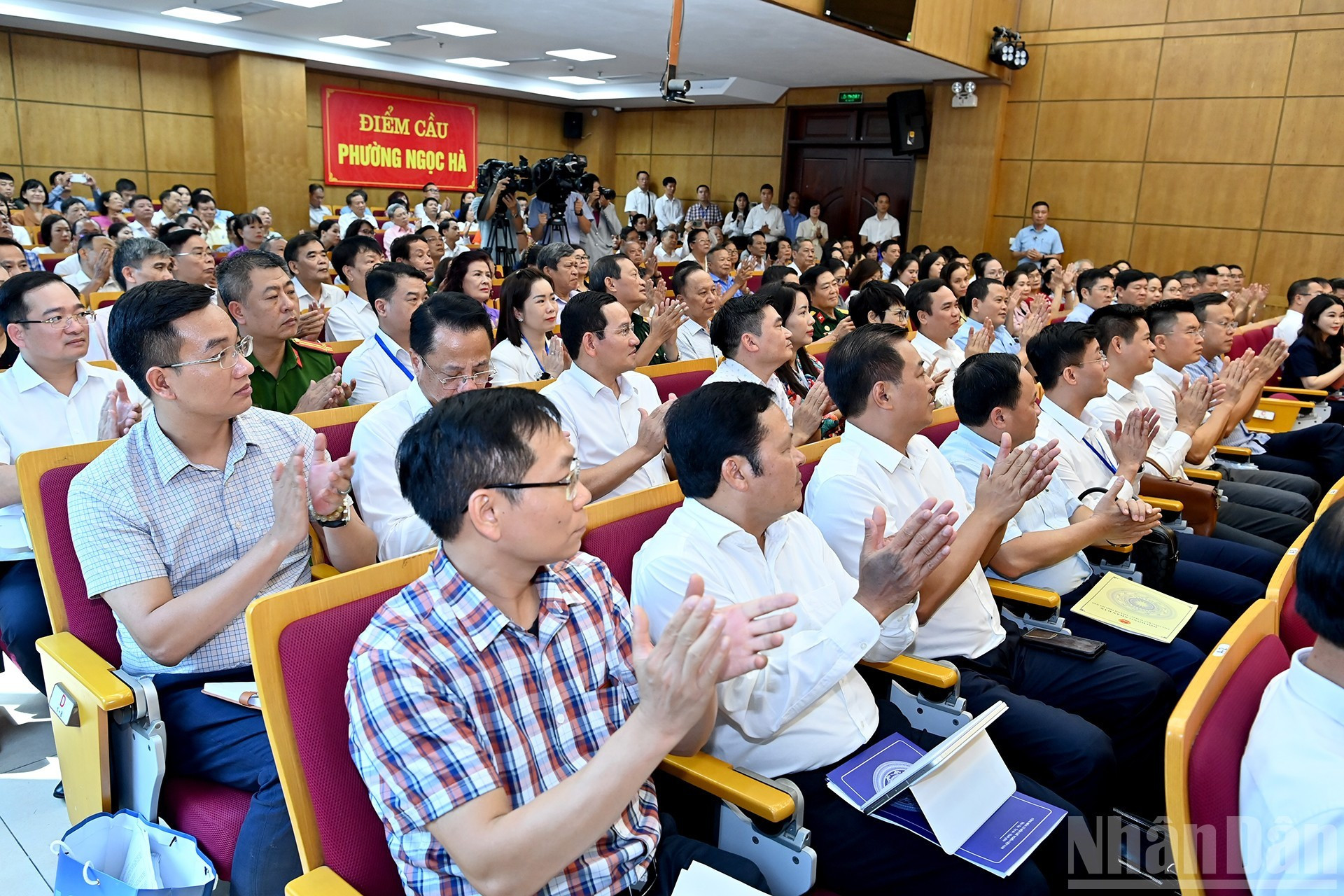 各位代表和选民出席会议。 各位代表和选民出席会议。