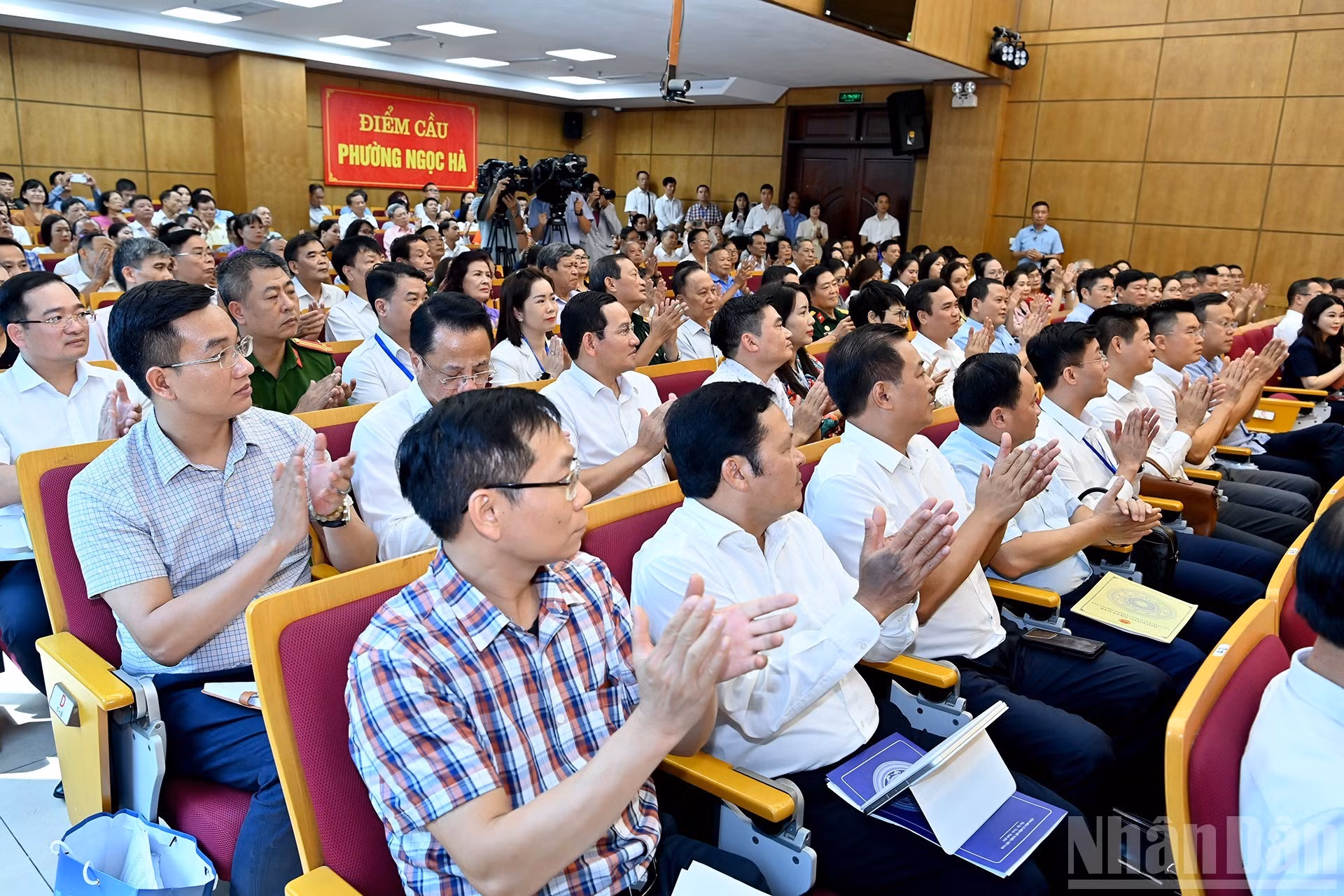 各位代表和选民出席会议。