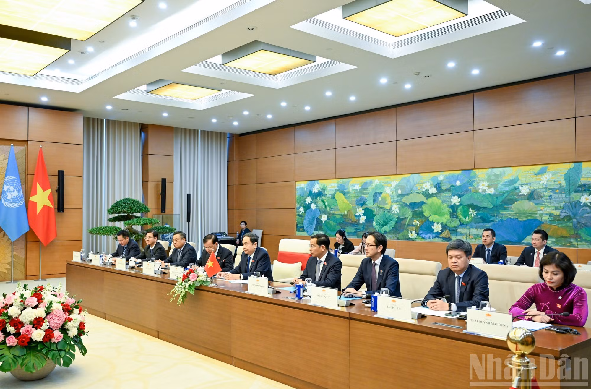 国会主席陈青敏以及越南代表出席会见。
