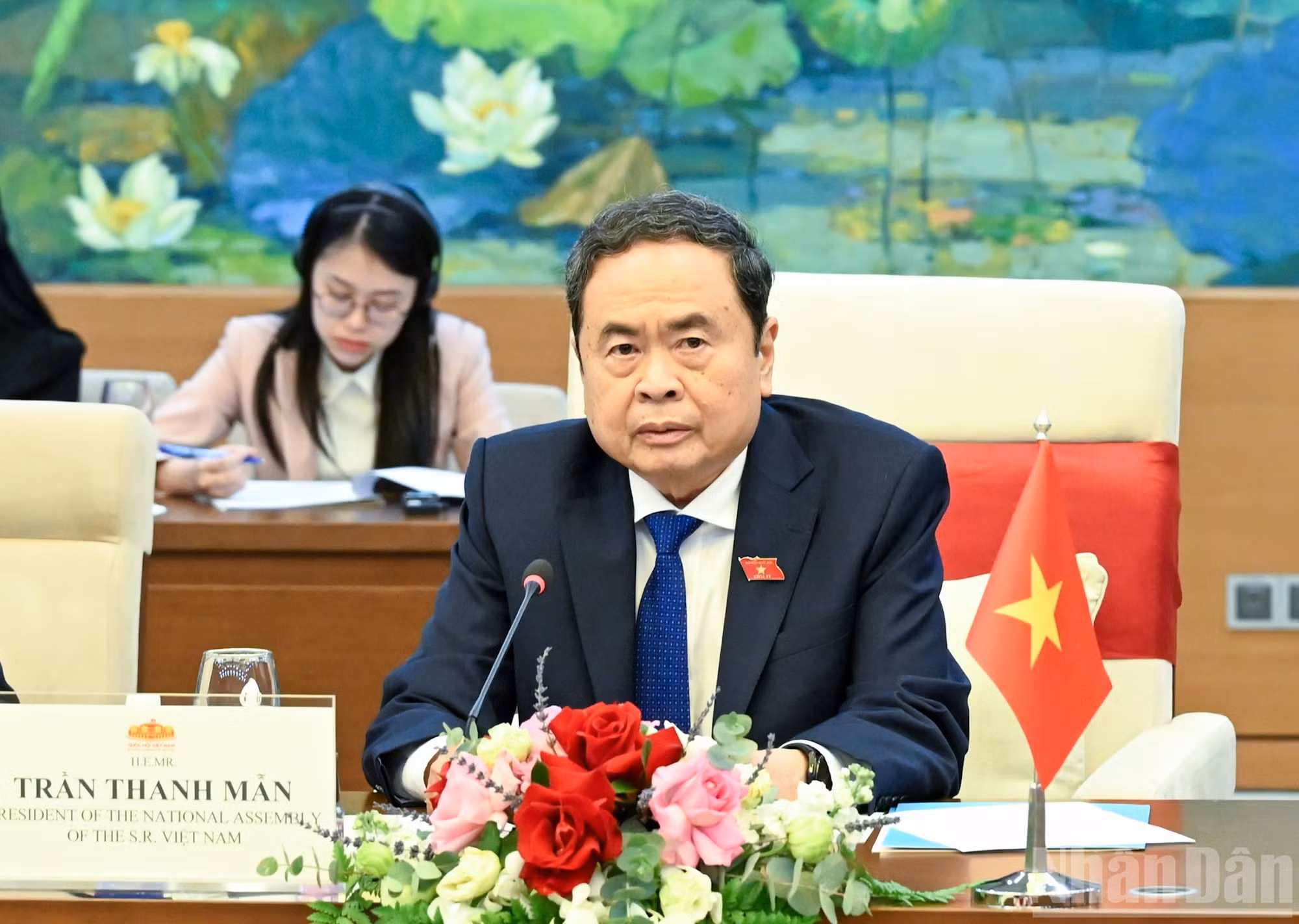 国会主席陈青敏在会上发表讲话。