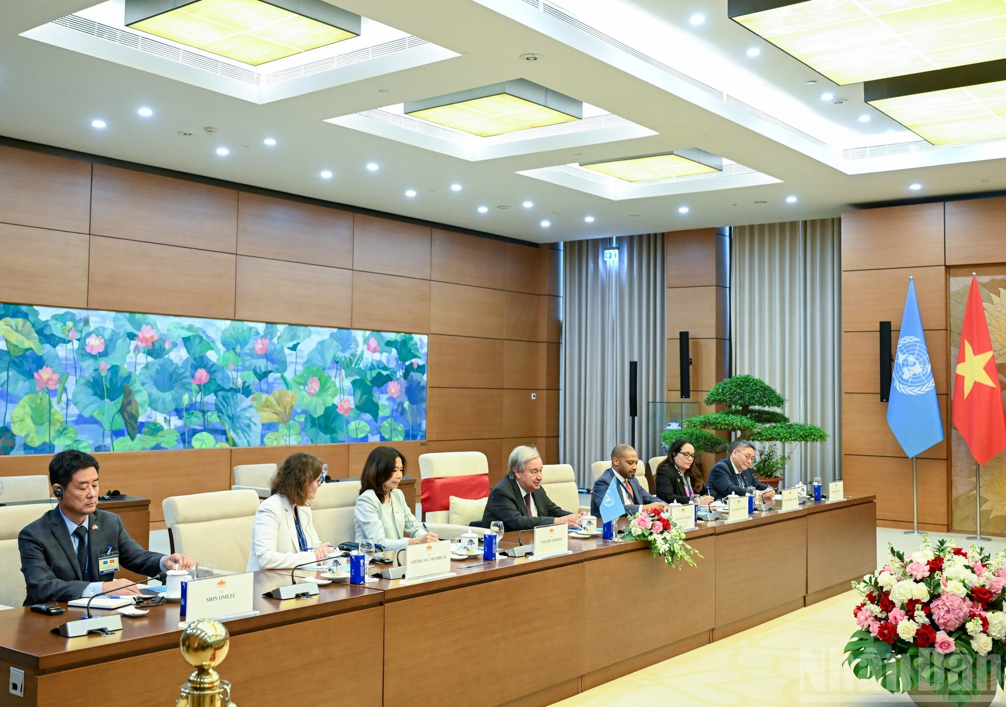 联合国秘书长安东尼奥·古特雷斯以及各位代表出席会见。 联合国秘书长安东尼奥·古特雷斯以及各位代表出席会见。