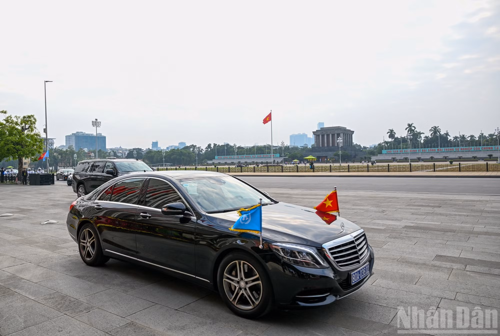 联合国秘书长安东尼奥·古特雷斯的车队在独立街驶向国会大厦。