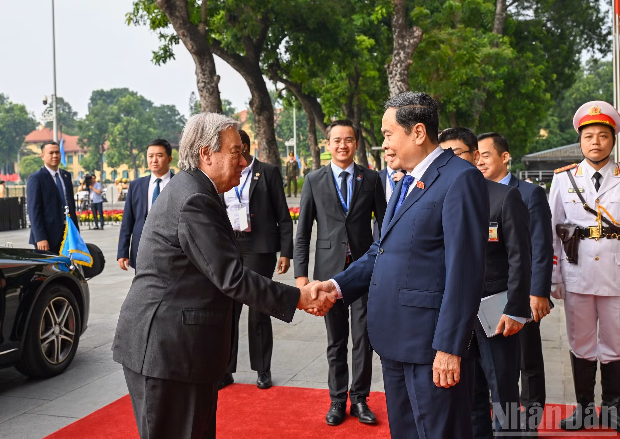 国会主席陈青敏迎接联合国秘书长安东尼奥·古特雷斯。
