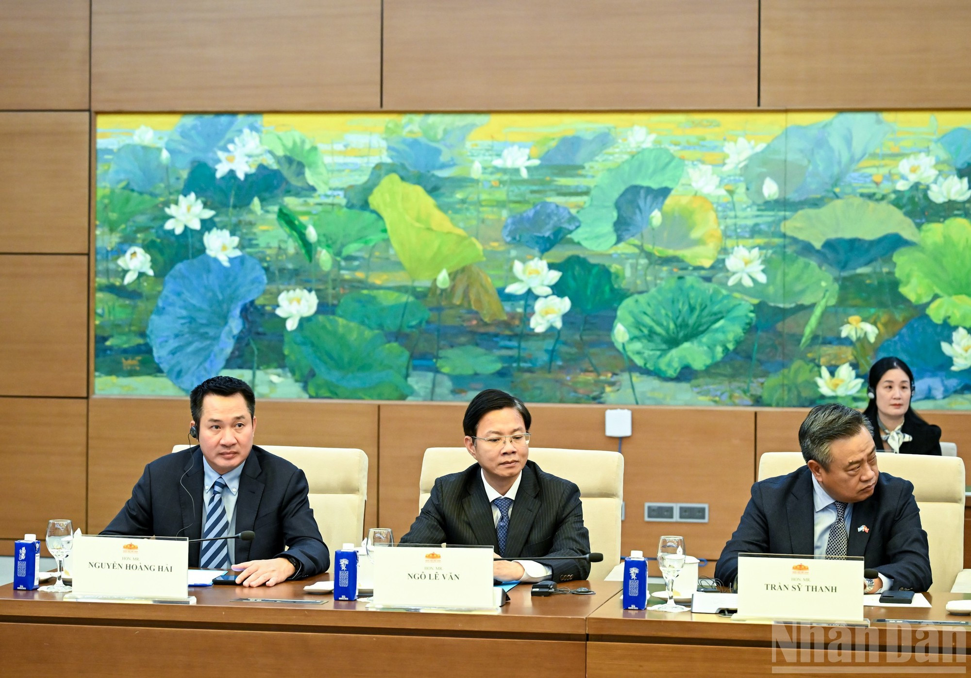 越南国会代表出席会见。 越南国会代表出席会见。