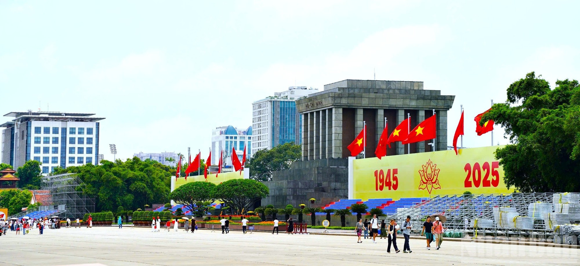 越是临近9月2日国庆节，巴亭广场的气氛就越发热闹。来自四面八方的人们蜂拥而至，谁都想停下来拍照。