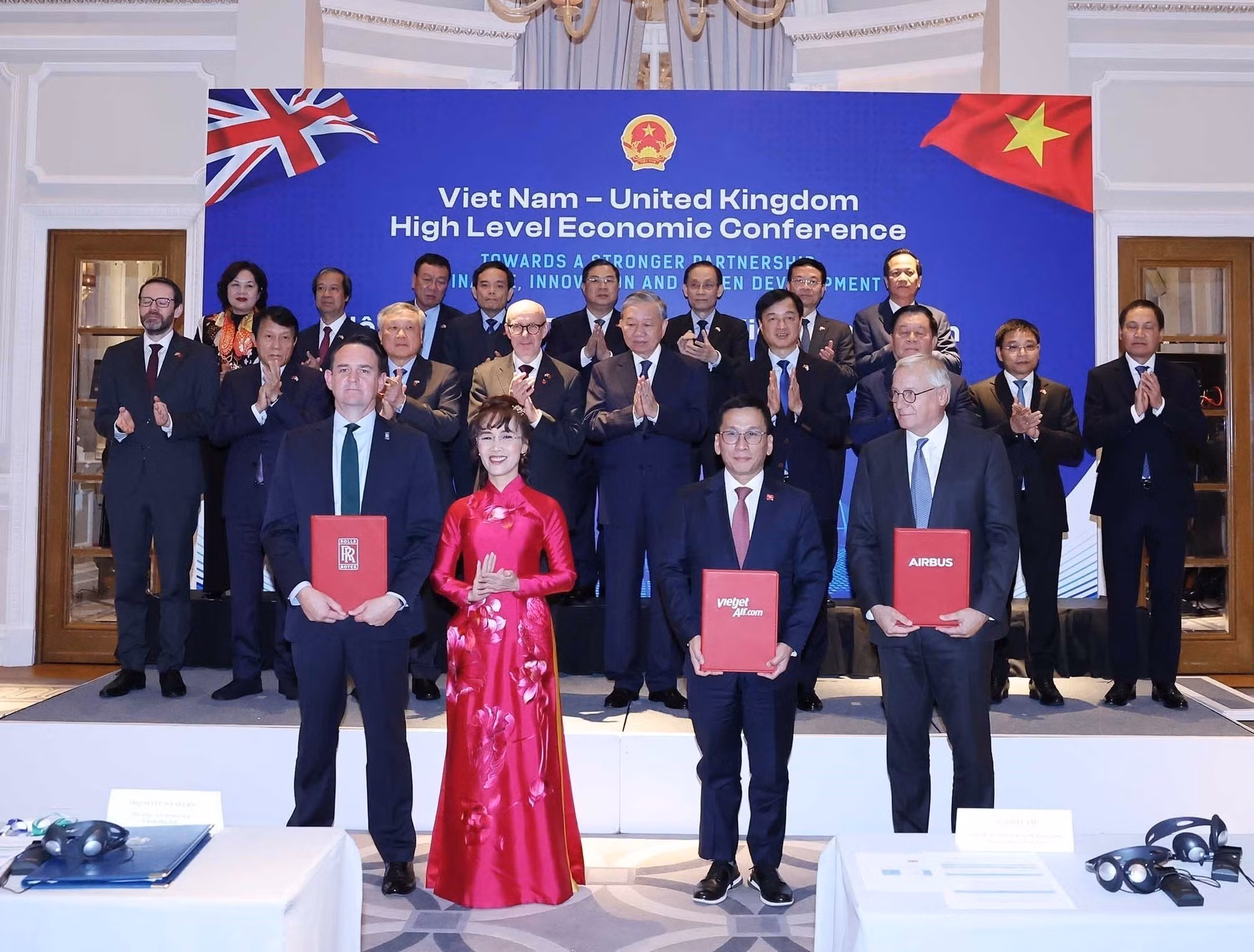 苏林总书记见证了两国企业间合作协议的交换仪式。